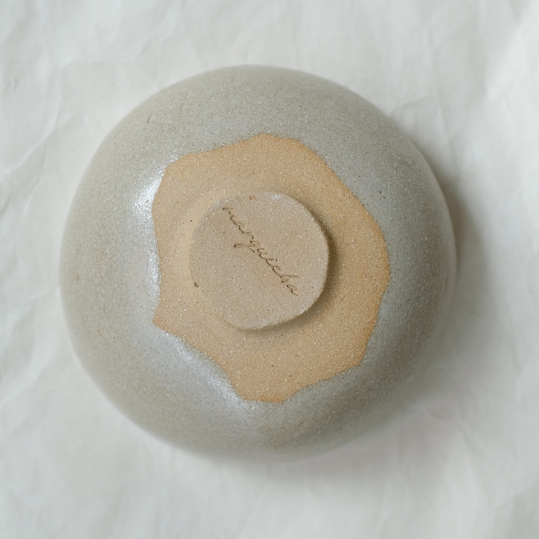 Bol sur pied en grès roux, sable par Marguicha chez Brutal Ceramics