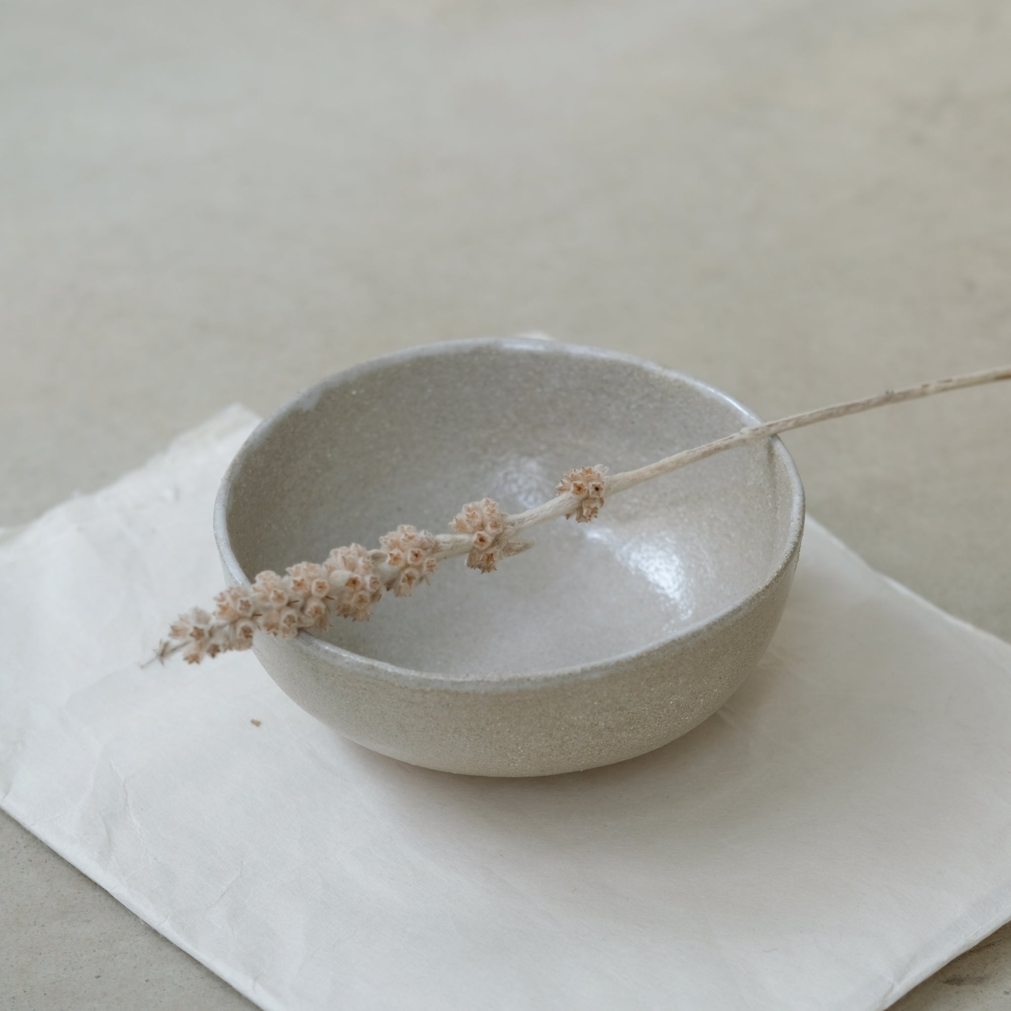 Bol sur pied en grès roux, sable par Marguicha chez Brutal Ceramics