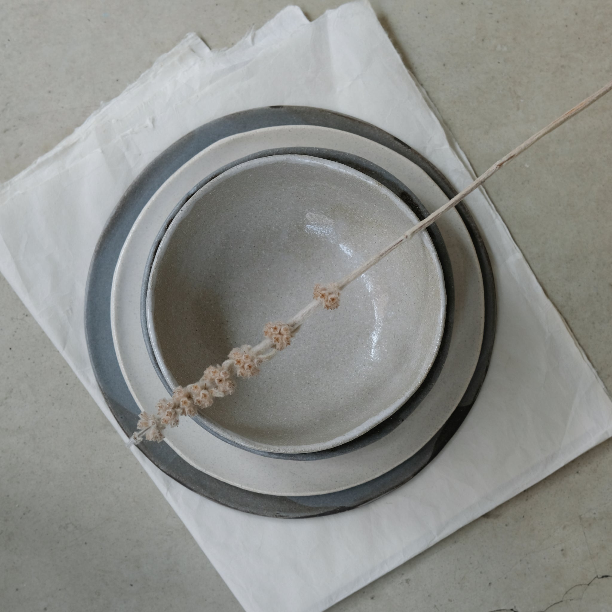 Assiette en grès noir, gris par Marguicha chez Brutal Ceramics
