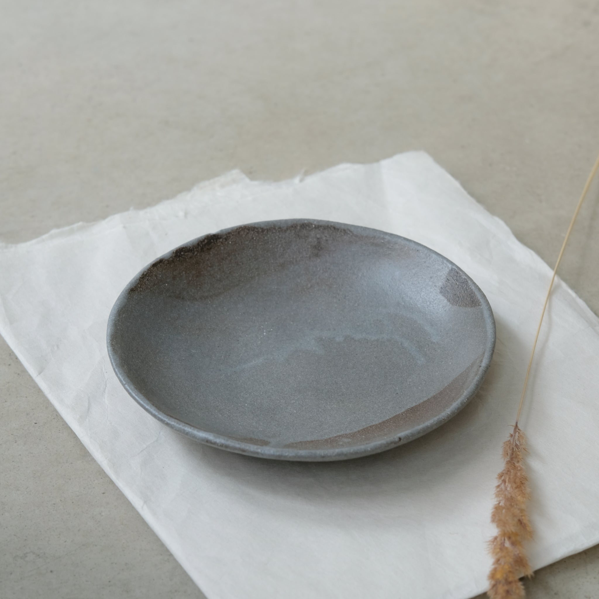 Assiette creuse en grès noir, gris par Marguicha chez Brutal Ceramics