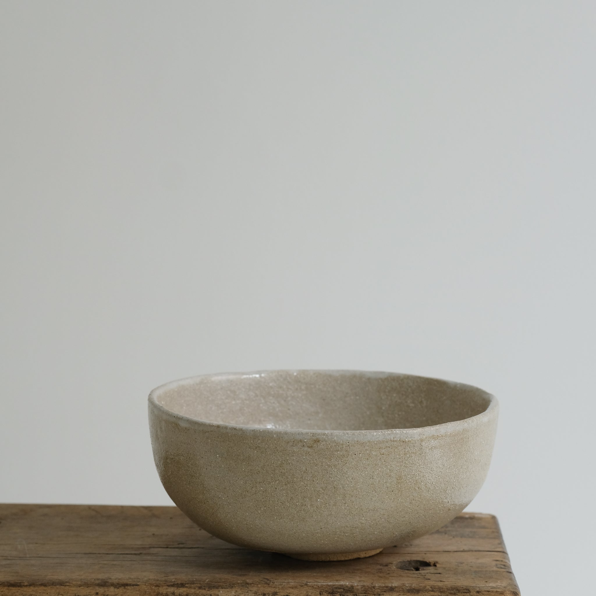 Bol sur pied en grès roux, sable par Marguicha chez Brutal Ceramics