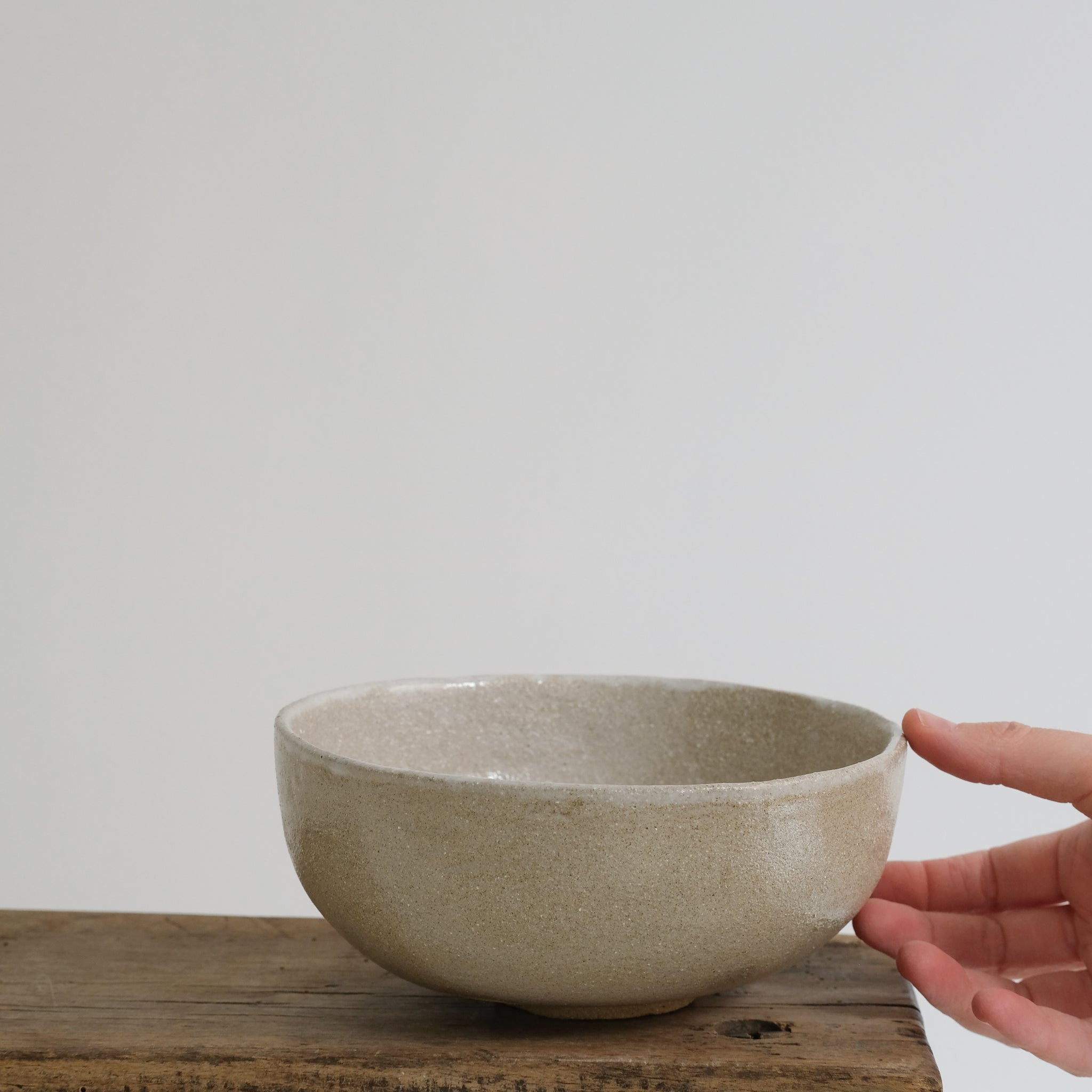 Bol sur pied en grès roux, sable par Marguicha chez Brutal Ceramics