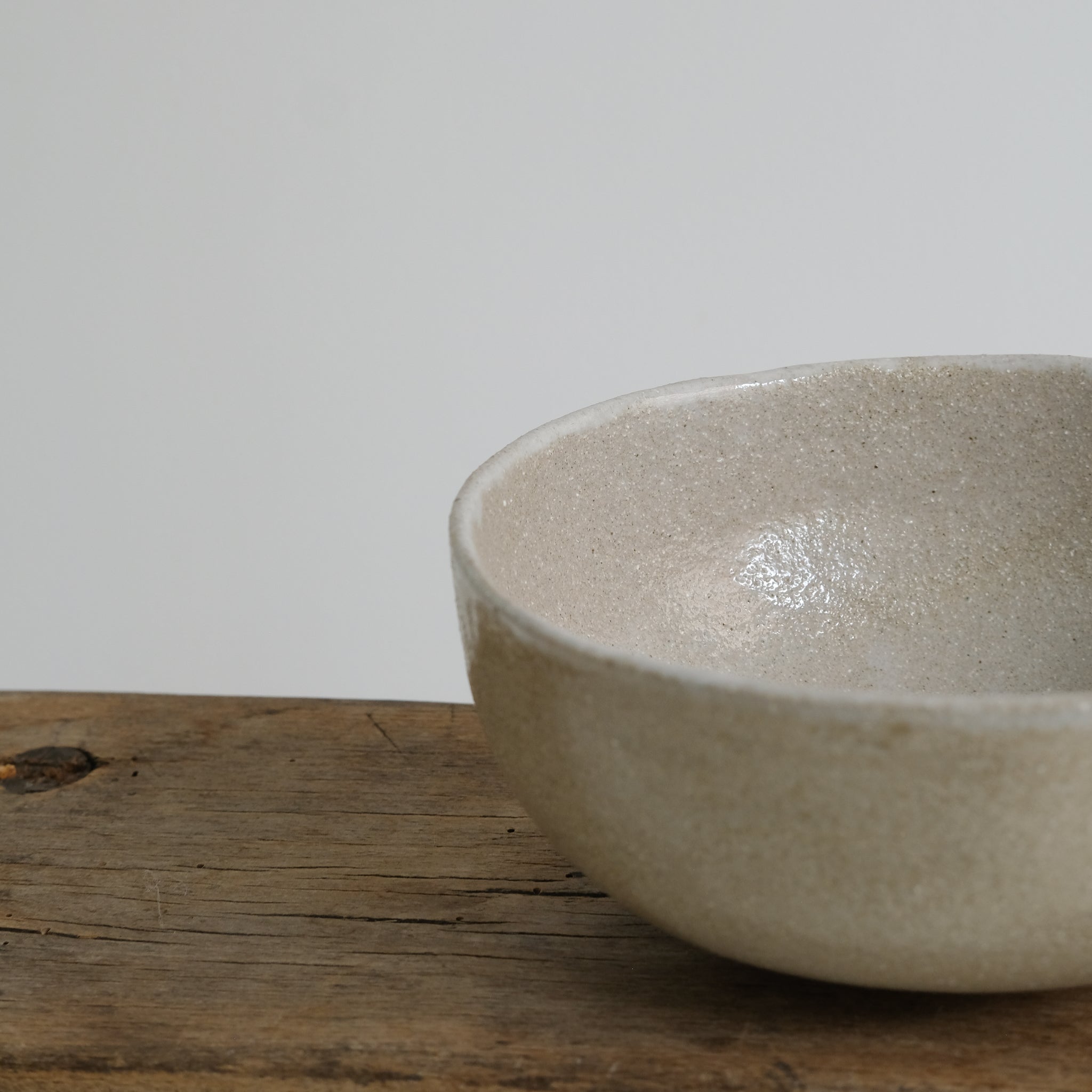 Bol sur pied en grès roux, sable par Marguicha chez Brutal Ceramics