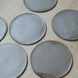 Assiette en grès noir, gris par Marguicha chez Brutal Ceramics