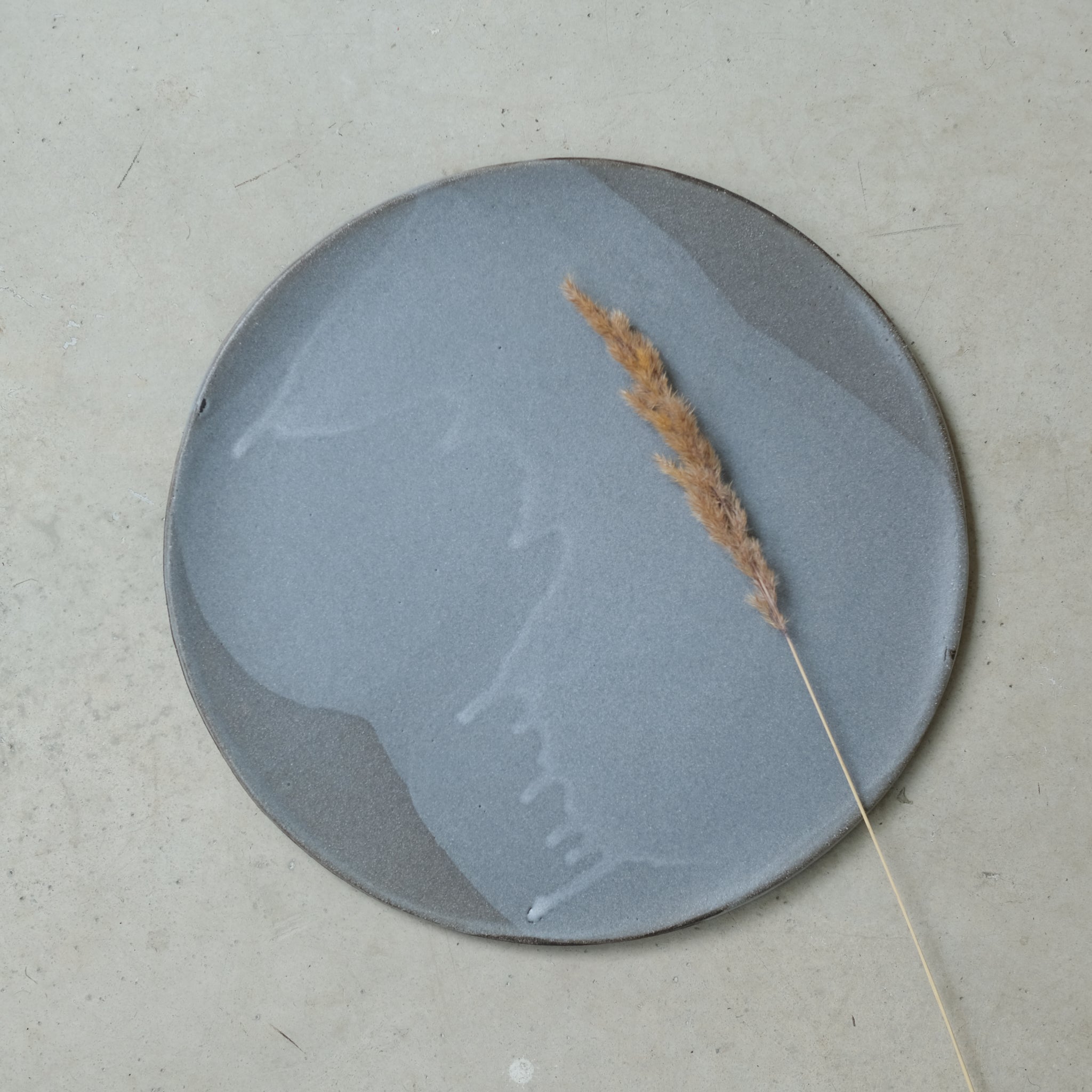 Assiette en grès noir, gris par Marguicha chez Brutal Ceramics