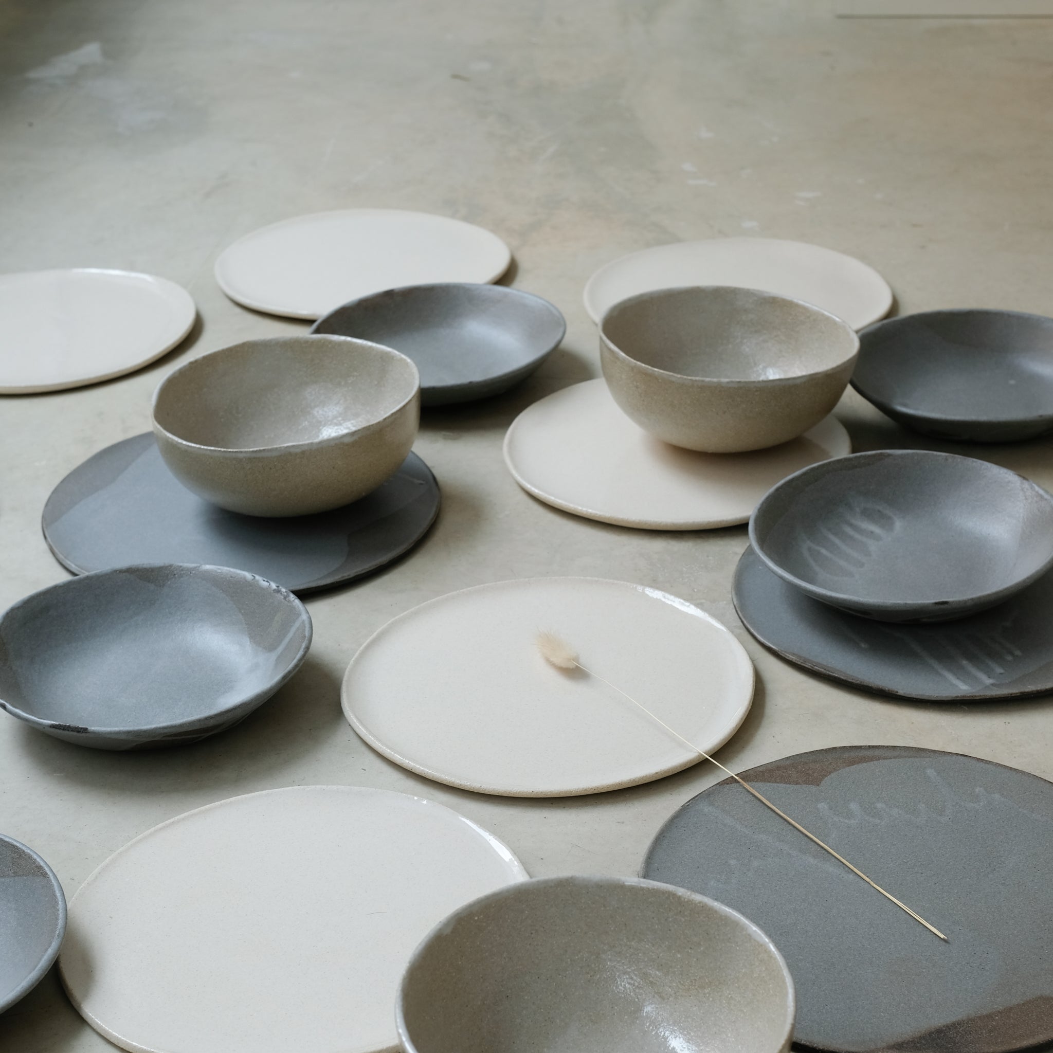 Bol sur pied en grès roux, sable par Marguicha chez Brutal Ceramics