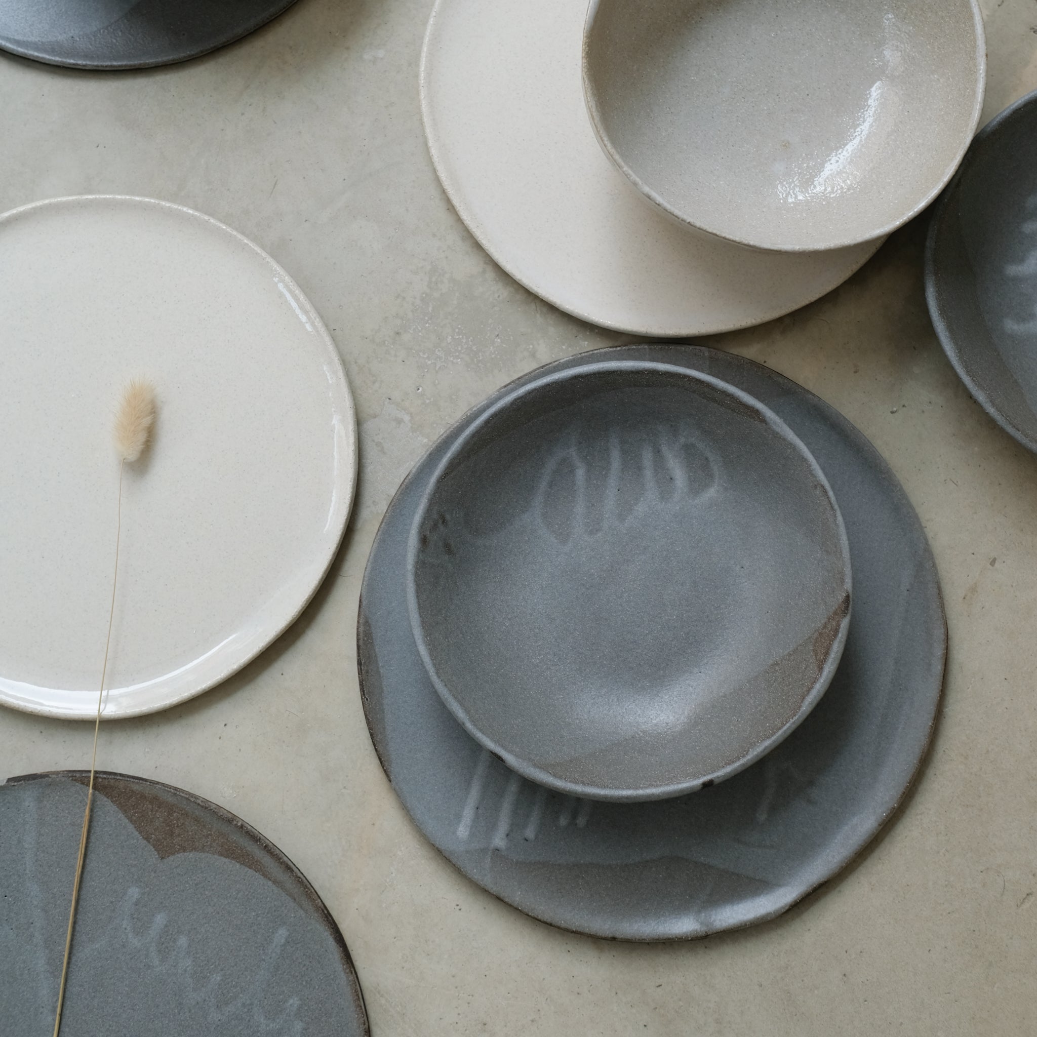 Assiette en grès noir, gris par Marguicha chez Brutal Ceramics