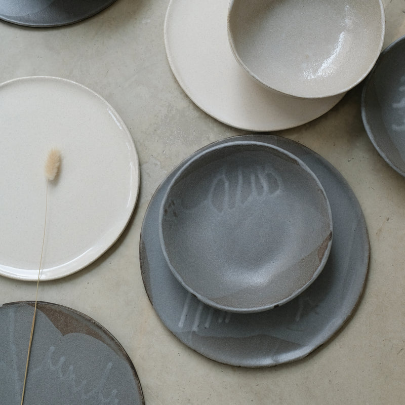 Assiette creuse en grès noir, gris par Marguicha chez Brutal Ceramics