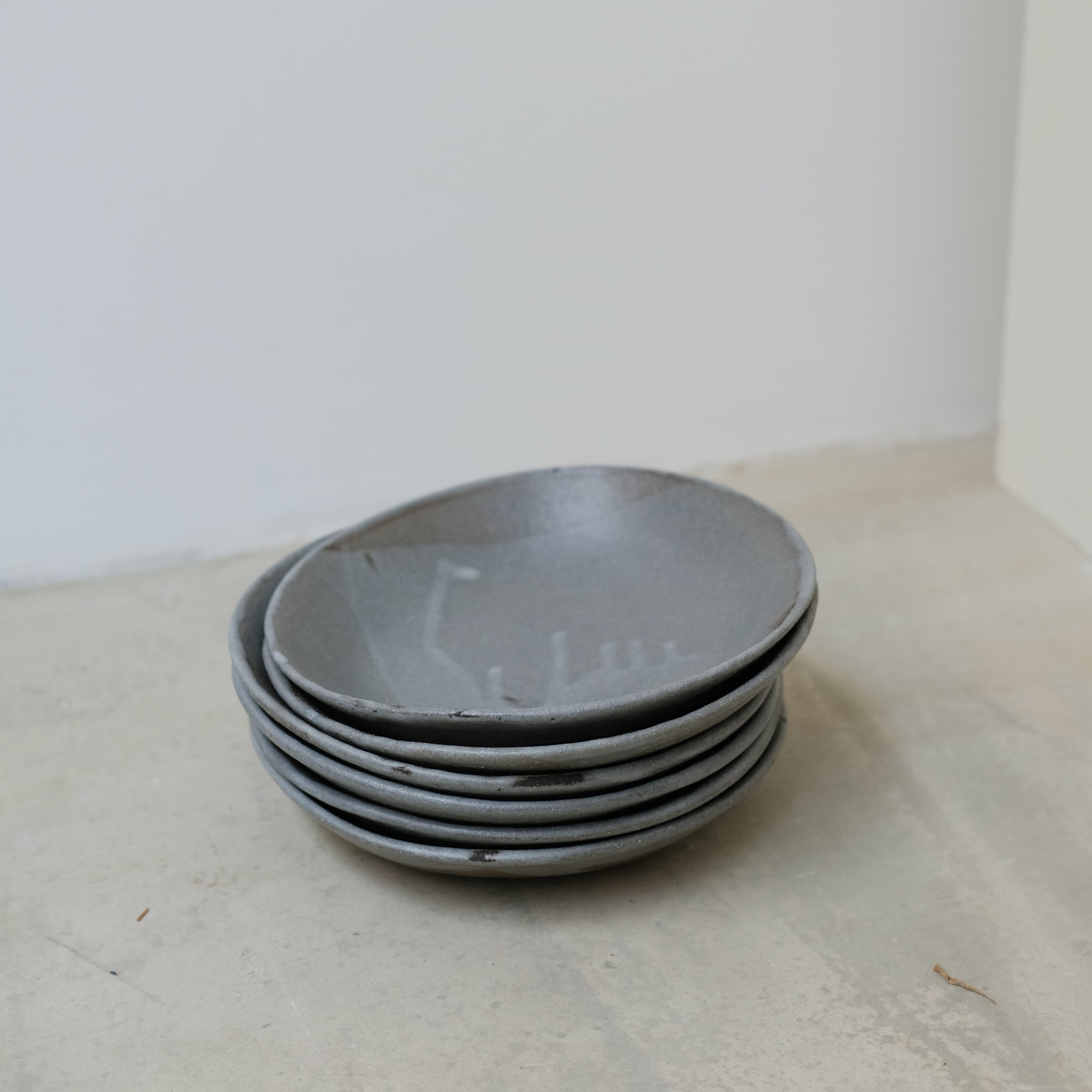 Assiette creuse en grès noir, gris par Marguicha chez Brutal Ceramics