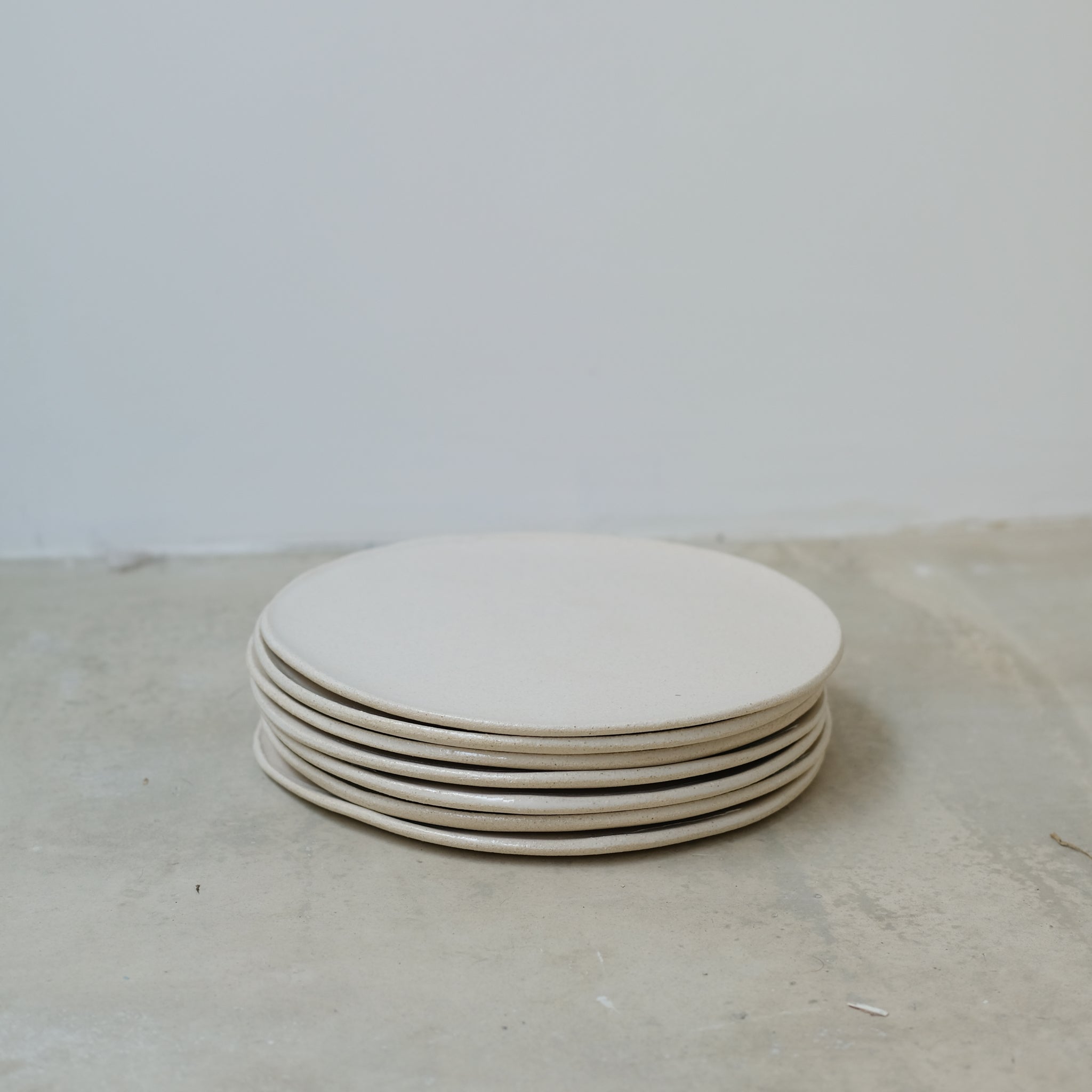 Assiette en grès blanc, beige par Marguicha chez Brutal Ceramics
