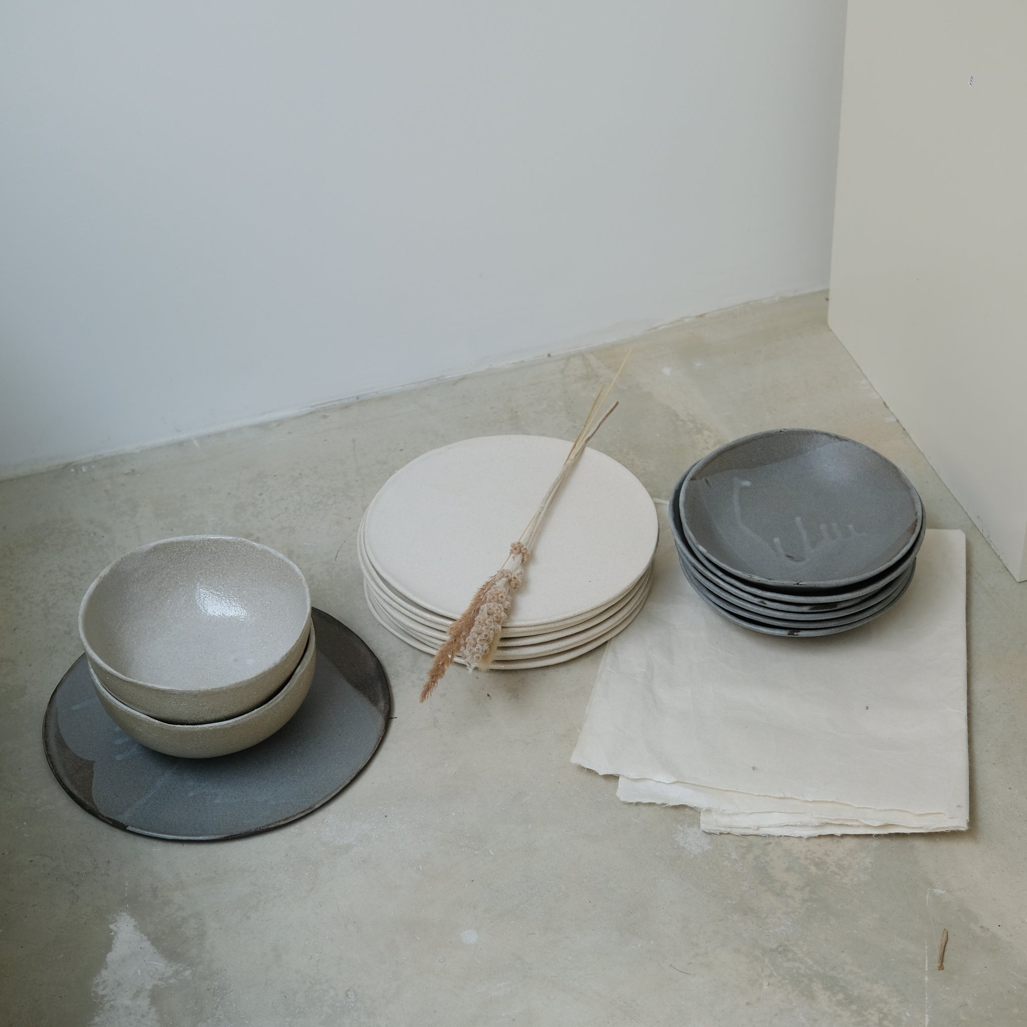 Assiette creuse en grès noir, gris par Marguicha chez Brutal Ceramics