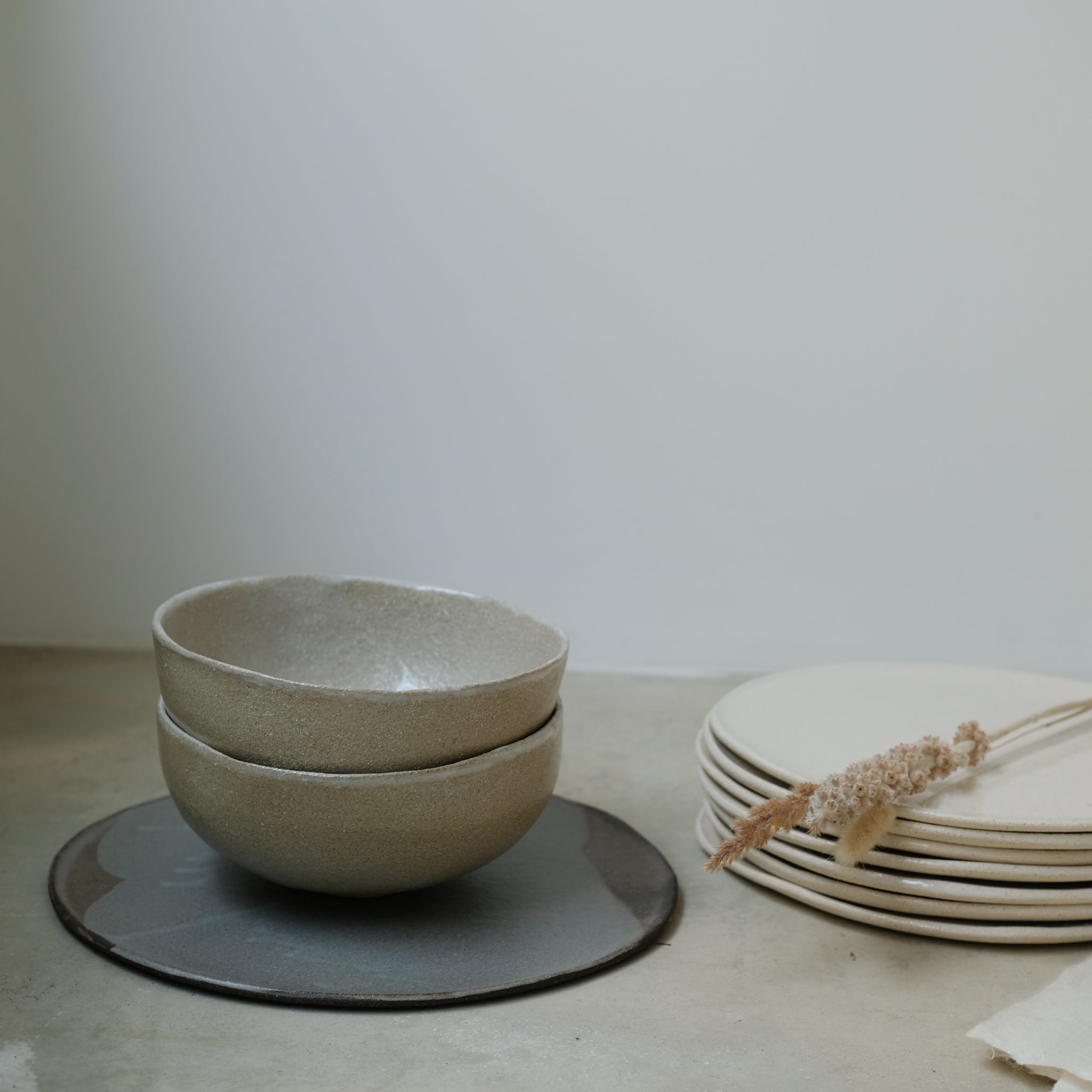 Assiette en grès noir, gris par Marguicha chez Brutal Ceramics