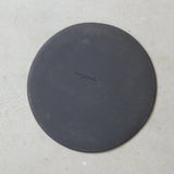 Assiette en grès noir, gris par Marguicha chez Brutal Ceramics
