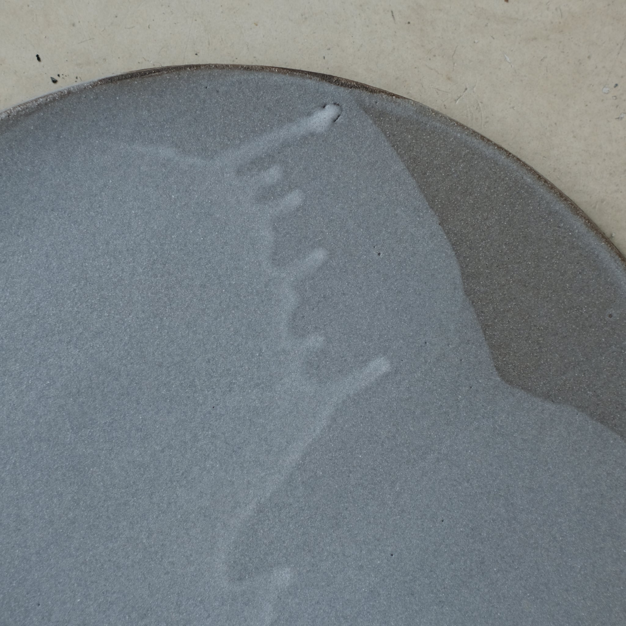 Assiette en grès noir, gris par Marguicha chez Brutal Ceramics