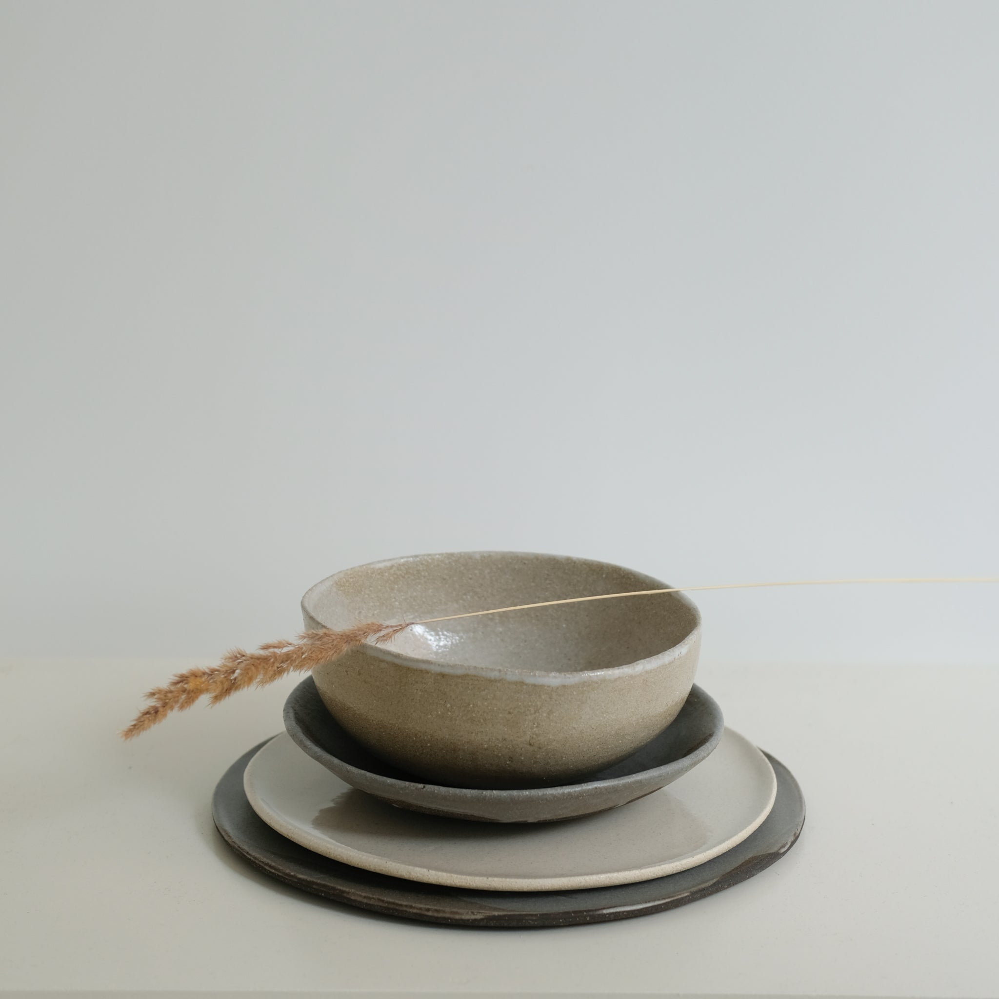 Assiette en grès blanc, beige par Marguicha chez Brutal Ceramics