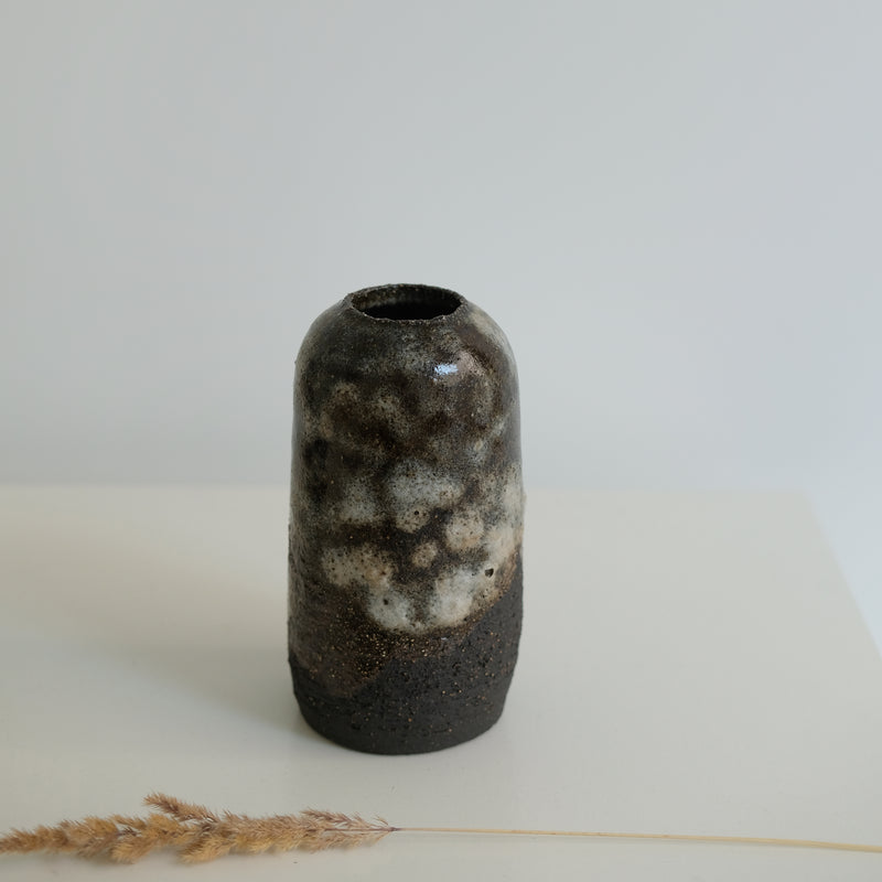 Vase en grès noir H 17,5cm par Nolwenn Baillet chez Brutal 
