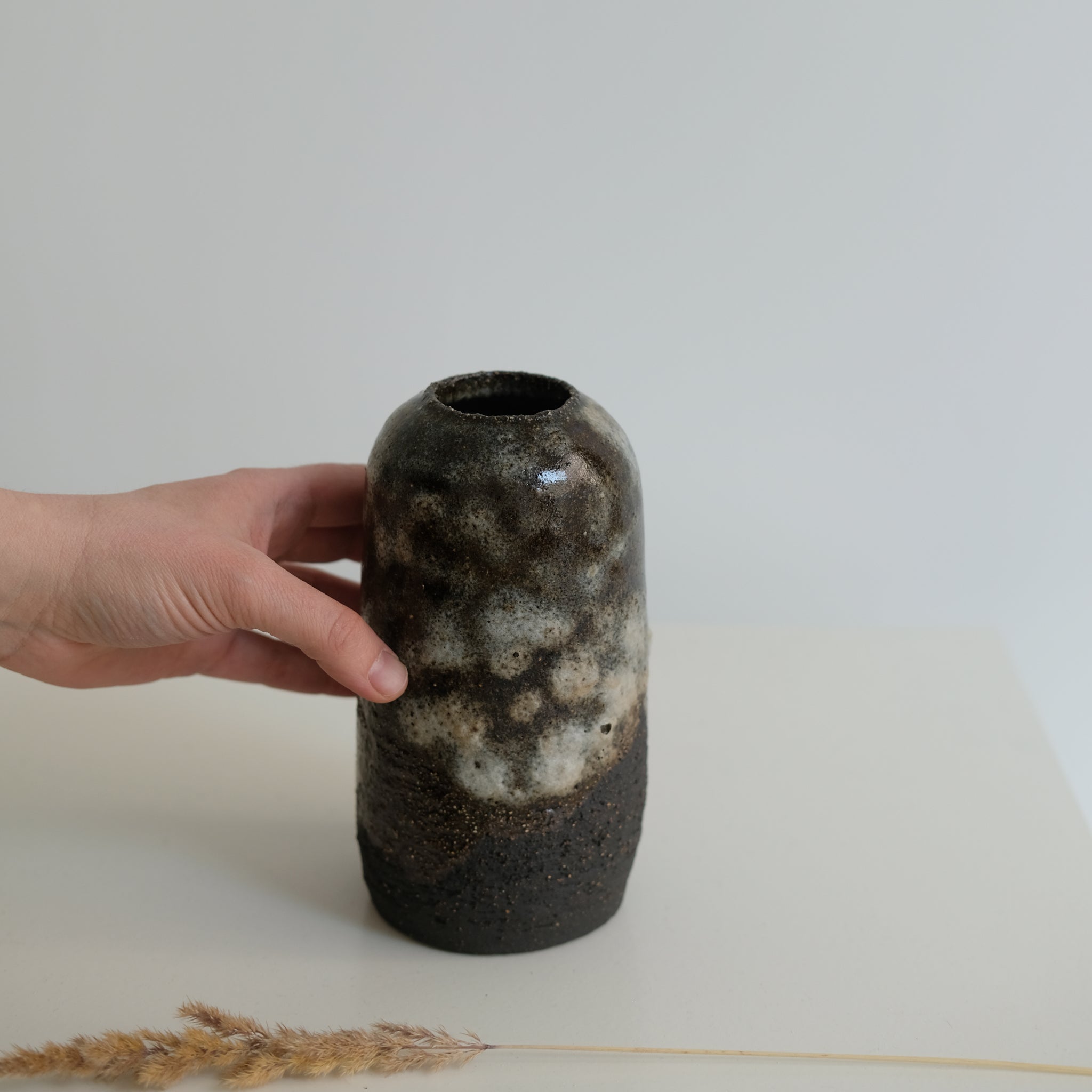 Vase en grès noir H 17,5cm par Nolwenn Baillet chez Brutal 
