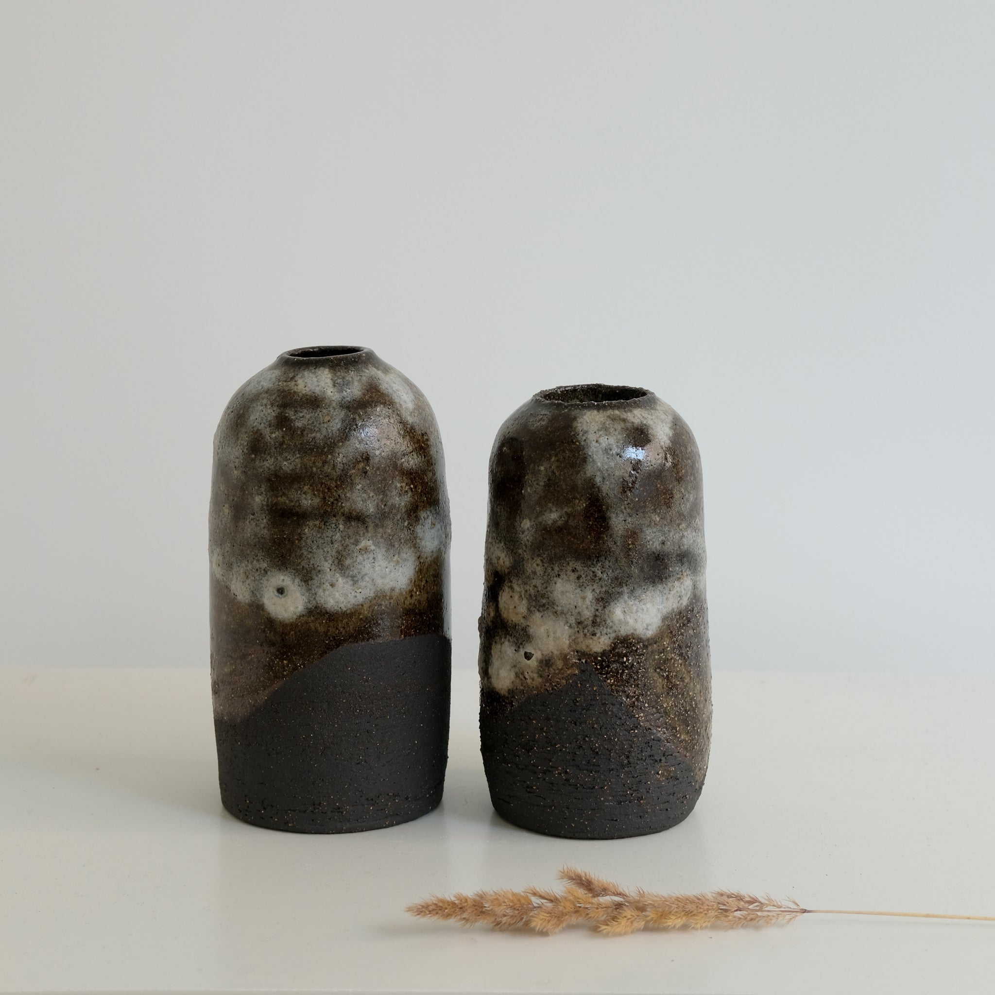 Vase en grès noir H 17,5cm par Nolwenn Baillet chez Brutal 