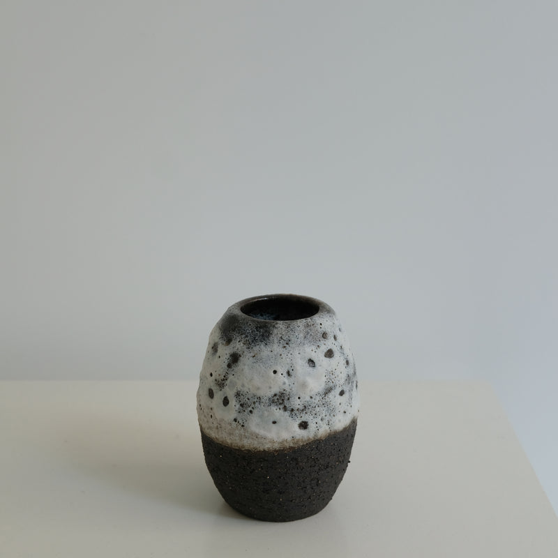 Vase en grès noir H 13cm par Nolwenn Baillet chez Brutal 