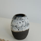 Vase en grès noir H 13cm par Nolwenn Baillet chez Brutal 