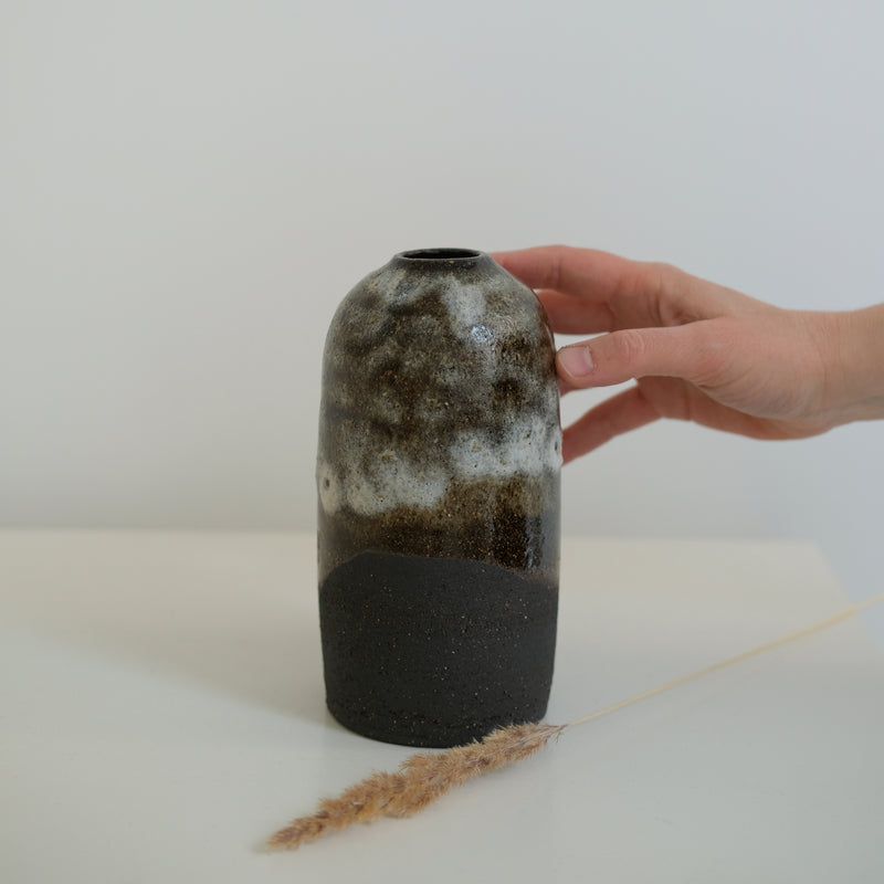 Vase en grès noir H 20cm par Nolwenn Baillet chez Brutal 