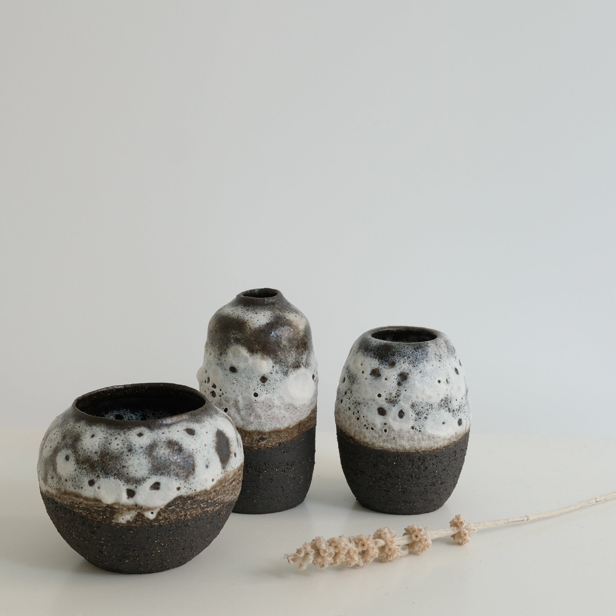 Vase boule en grès noir H 10cm par Nolwenn Baillet chez Brutal 