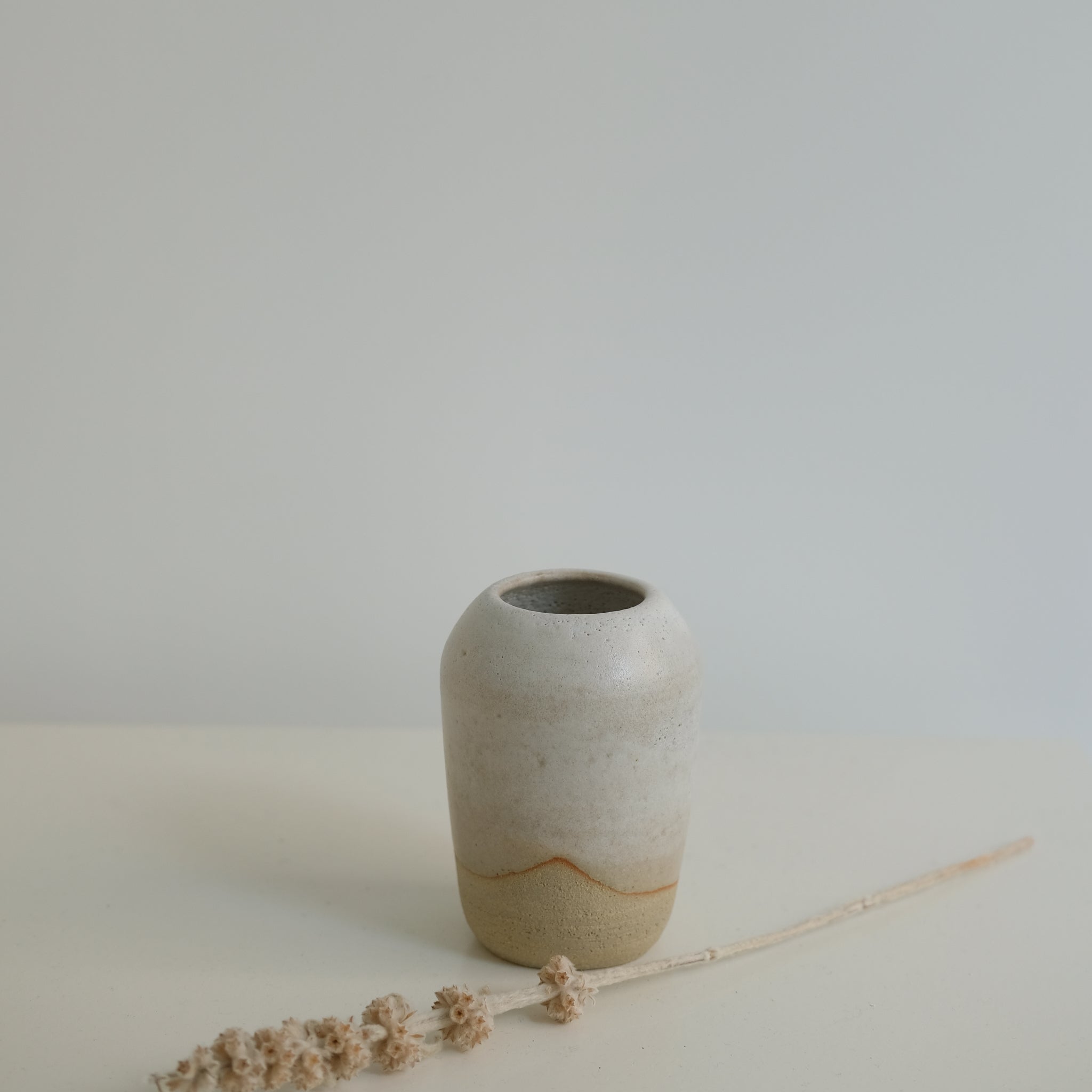 Vase en grès blanc par Nolwenn Baillet chez Brutal 