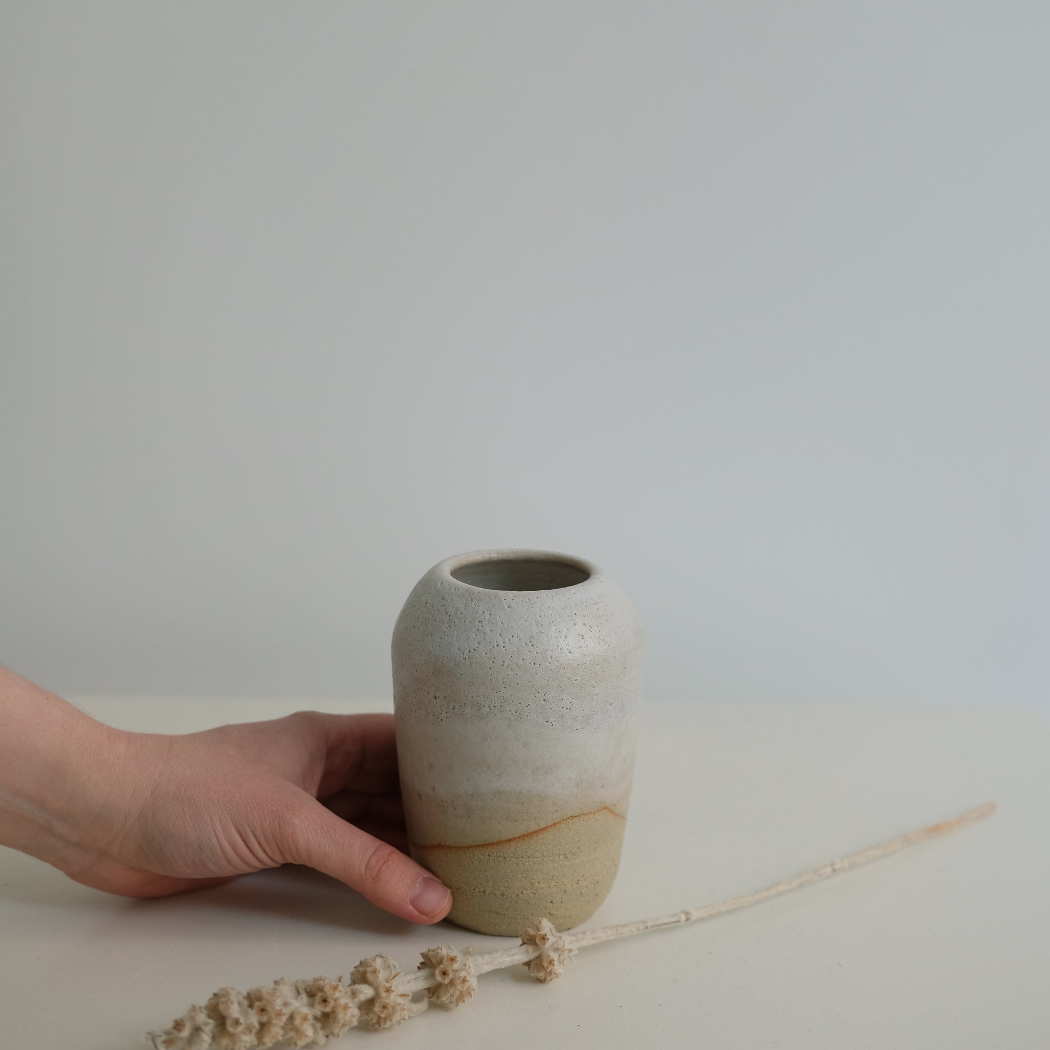 Vase en grès blanc par Nolwenn Baillet chez Brutal 