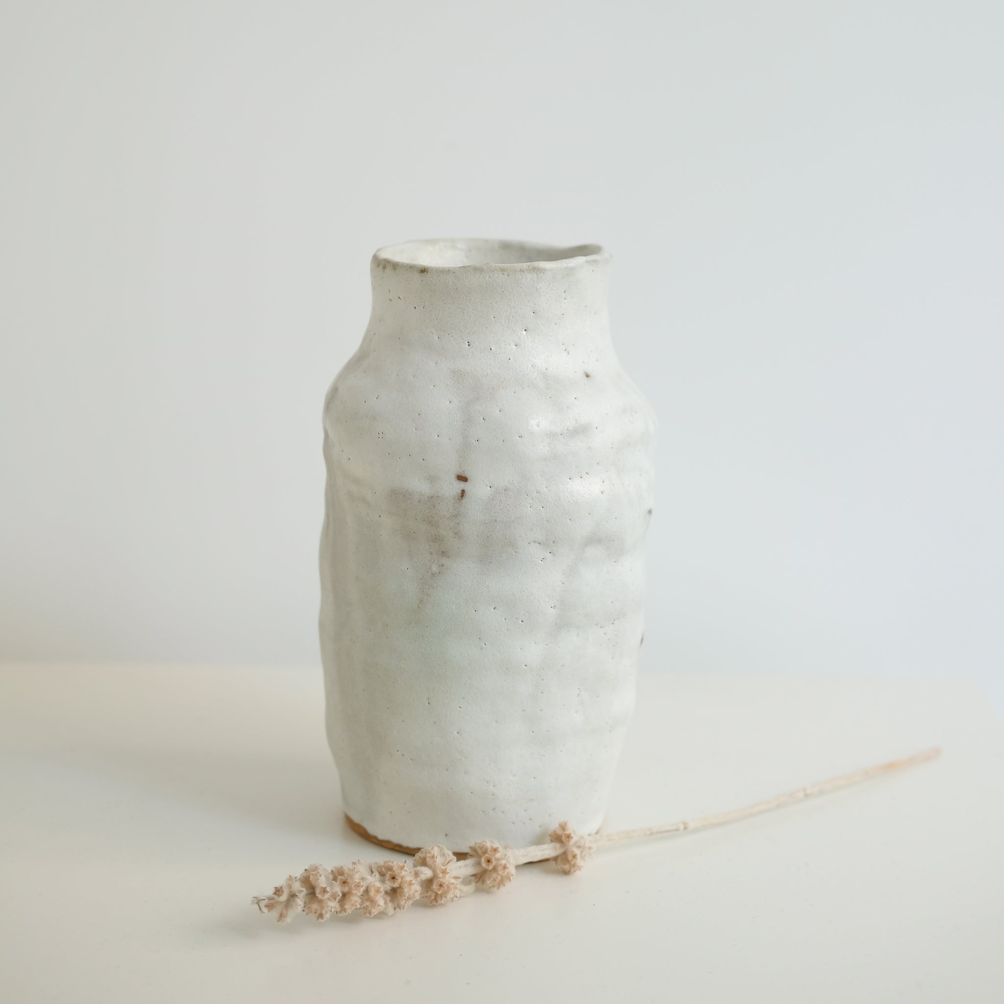 Vase modelé en grès roux par Nolwenn Baillet chez Brutal 