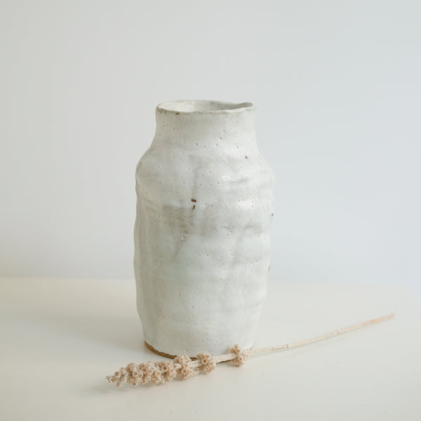 Vase modelé en grès roux par Nolwenn Baillet chez Brutal 