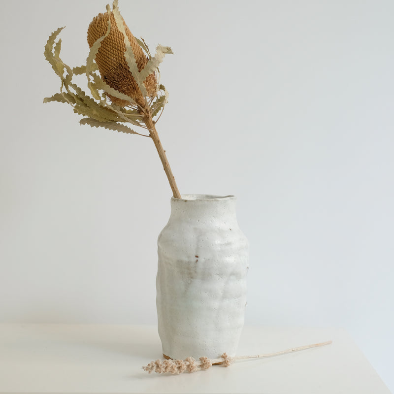 Vase modelé en grès roux par Nolwenn Baillet chez Brutal 