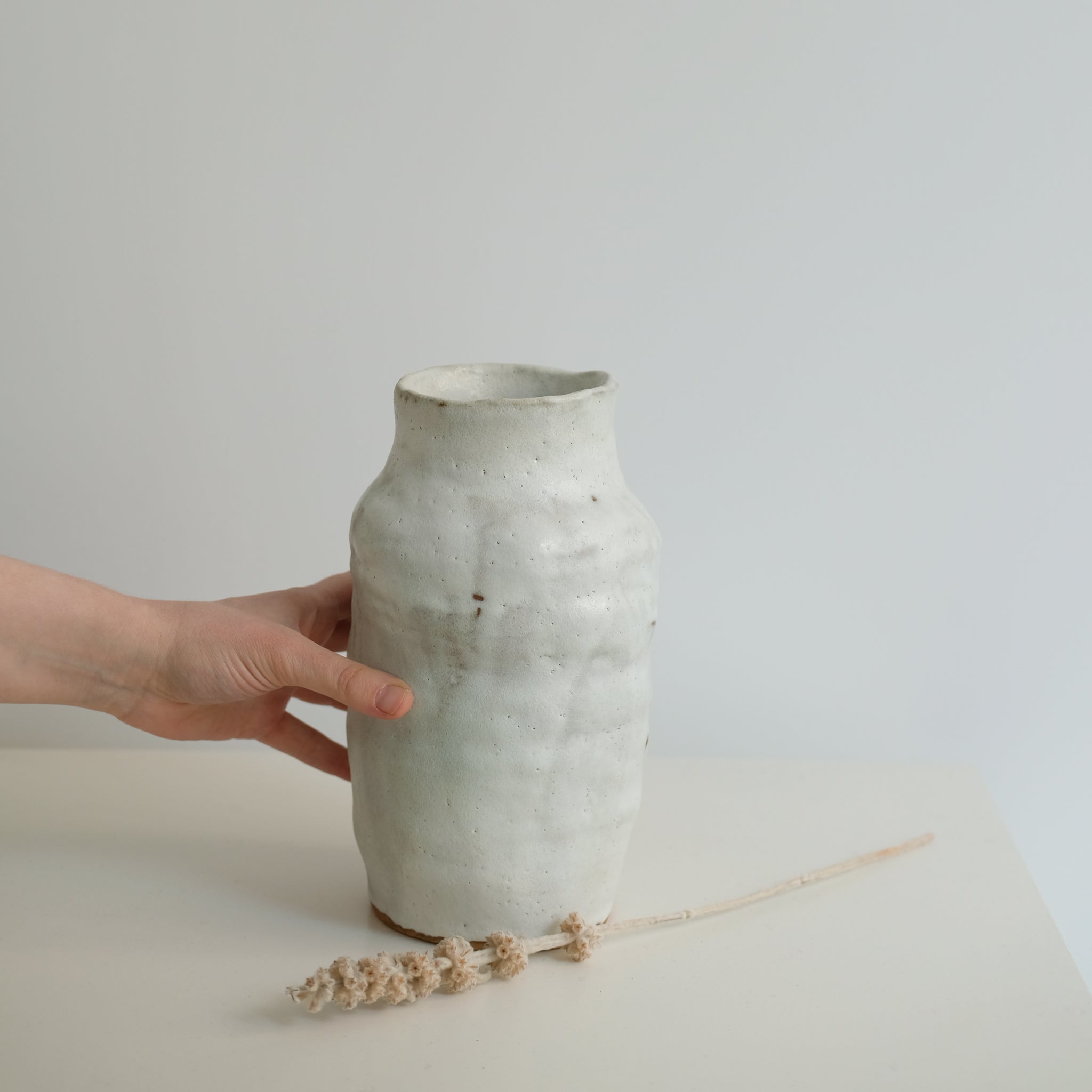 Vase modelé en grès roux par Nolwenn Baillet chez Brutal 