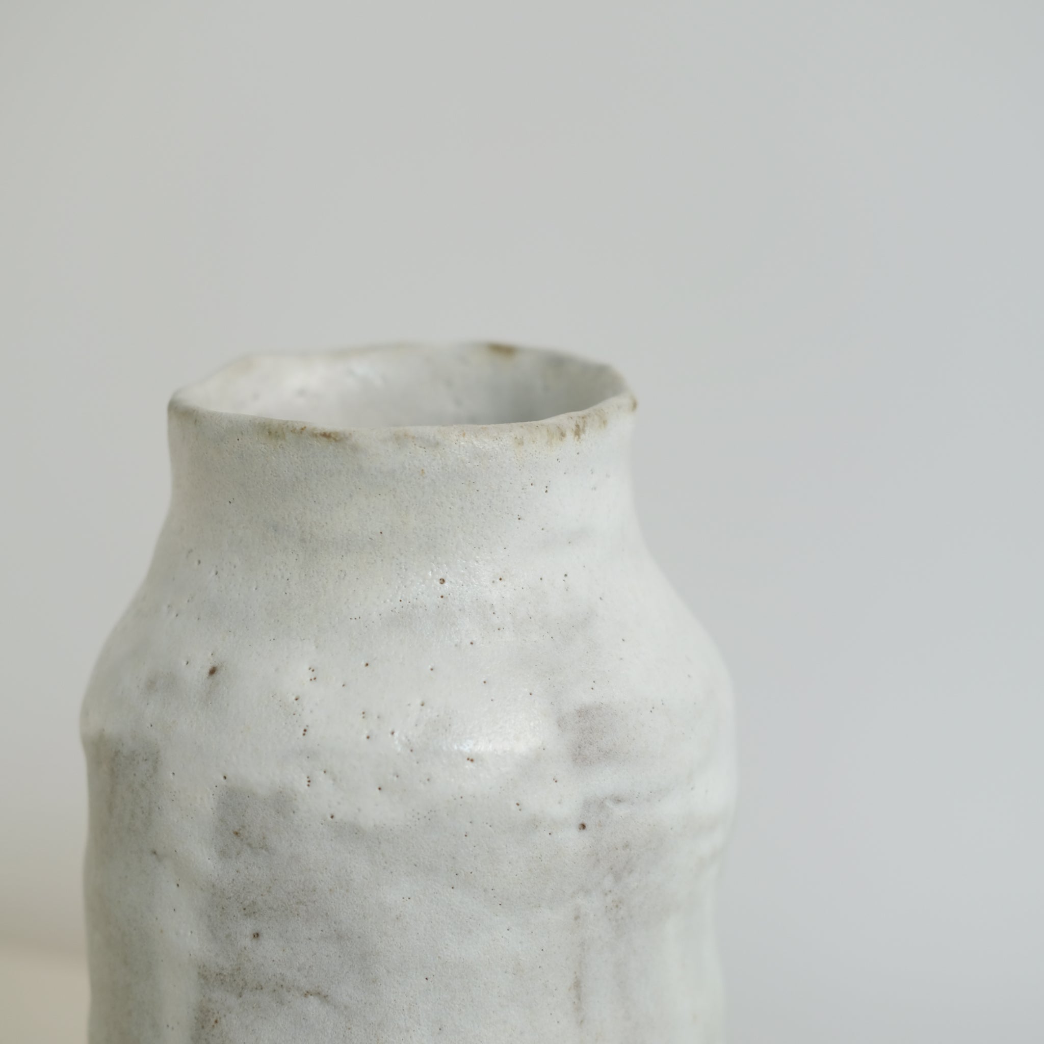 Vase modelé en grès roux par Nolwenn Baillet chez Brutal 