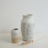 Vase en grès blanc par Nolwenn Baillet chez Brutal 