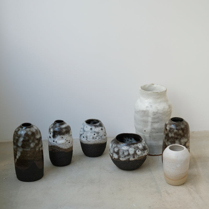 Vase boule en grès noir H 10cm par Nolwenn Baillet chez Brutal 