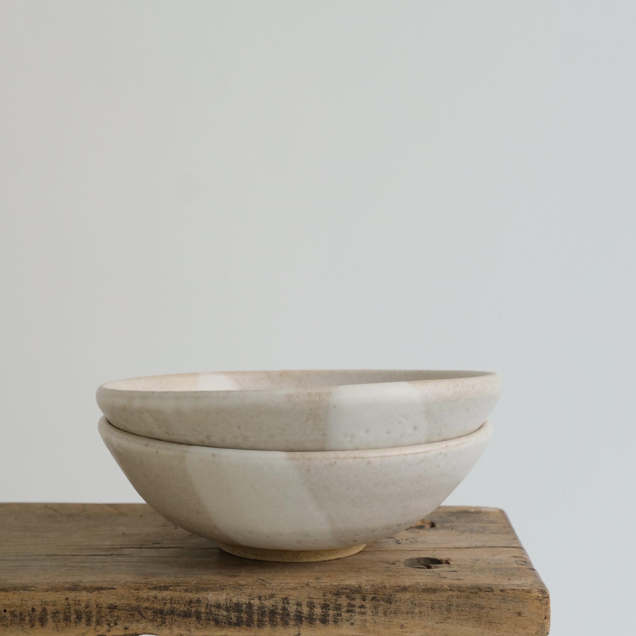 Bol en grès blanc par Nolwenn Baillet chez Brutal Ceramics