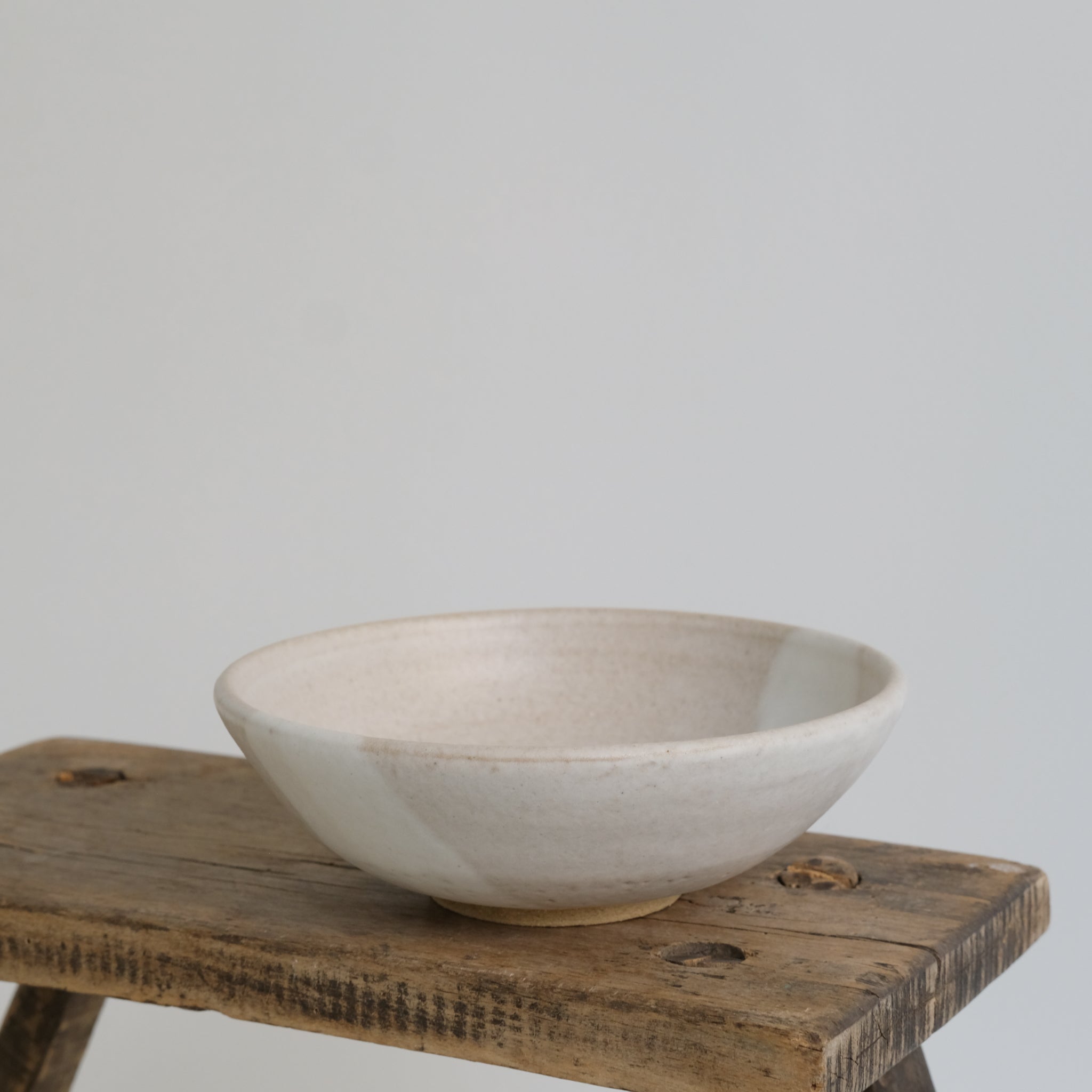 Bol en grès blanc par Nolwenn Baillet chez Brutal Ceramics