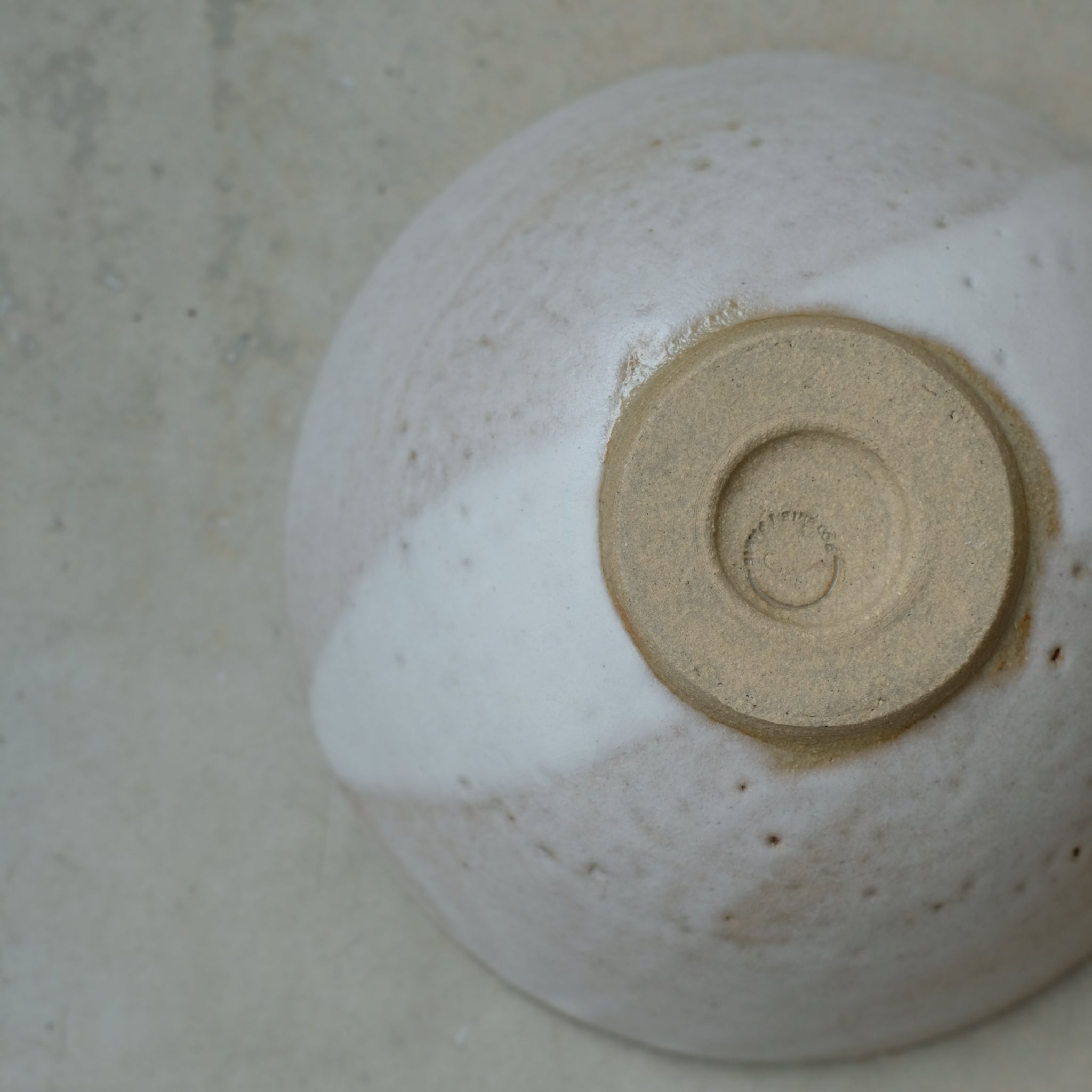Bol en grès blanc par Nolwenn Baillet chez Brutal Ceramics