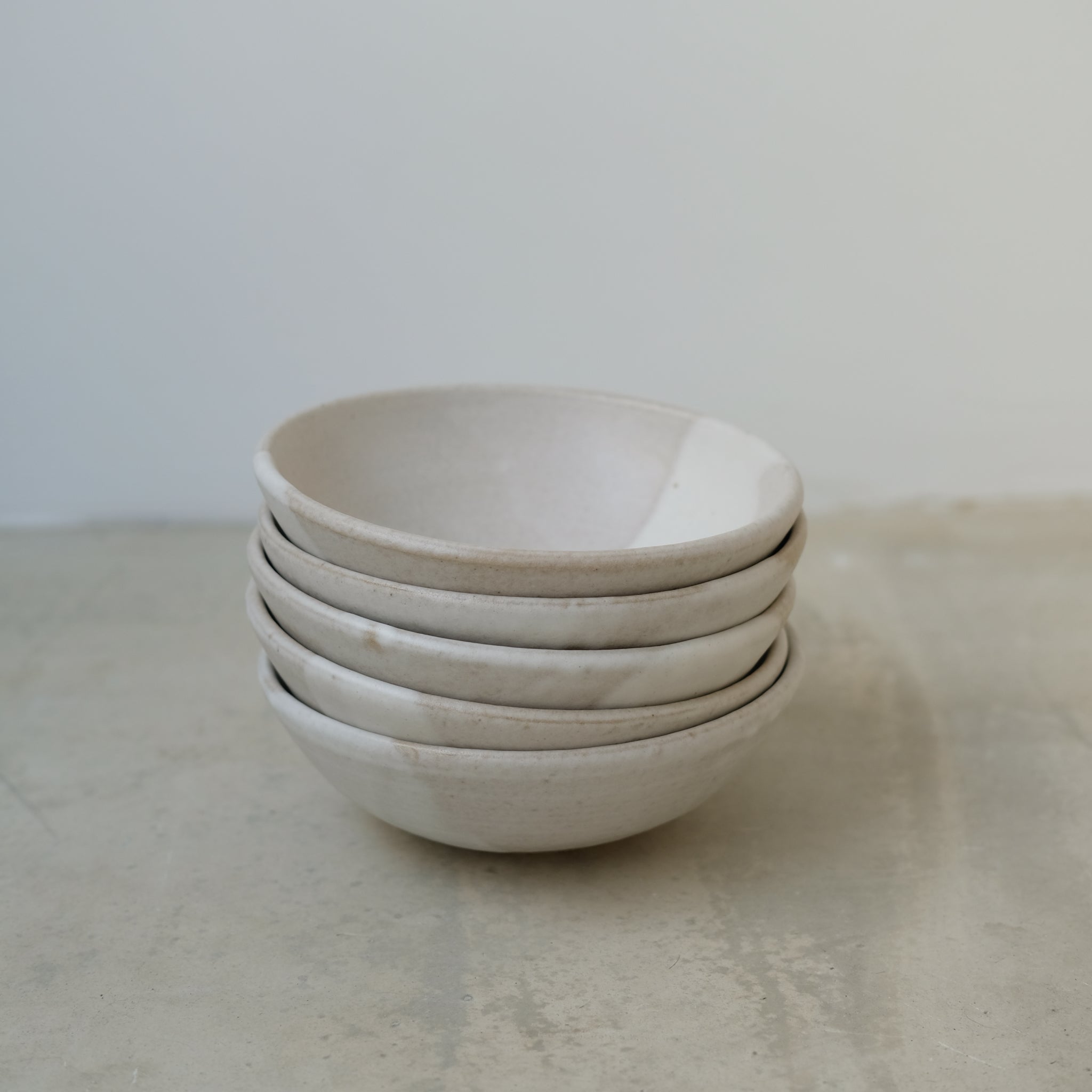 Bol en grès blanc par Nolwenn Baillet chez Brutal Ceramics