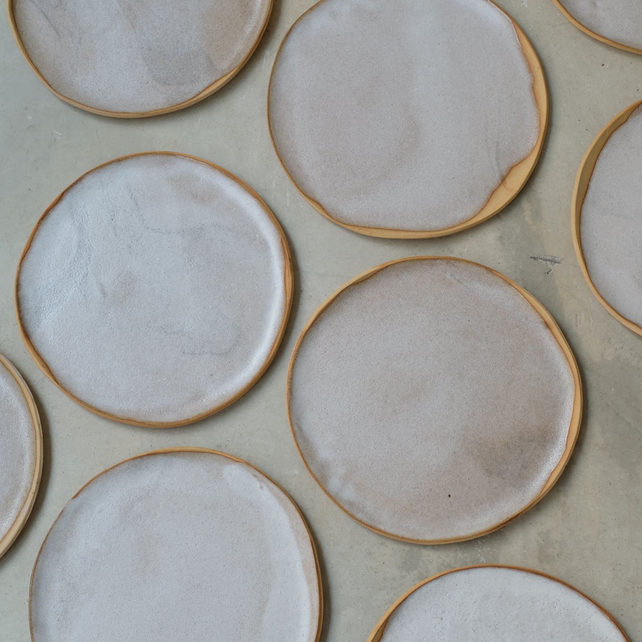 Assiette en grès roux blanc beige par Nolwenn Baillet chez Brutal 