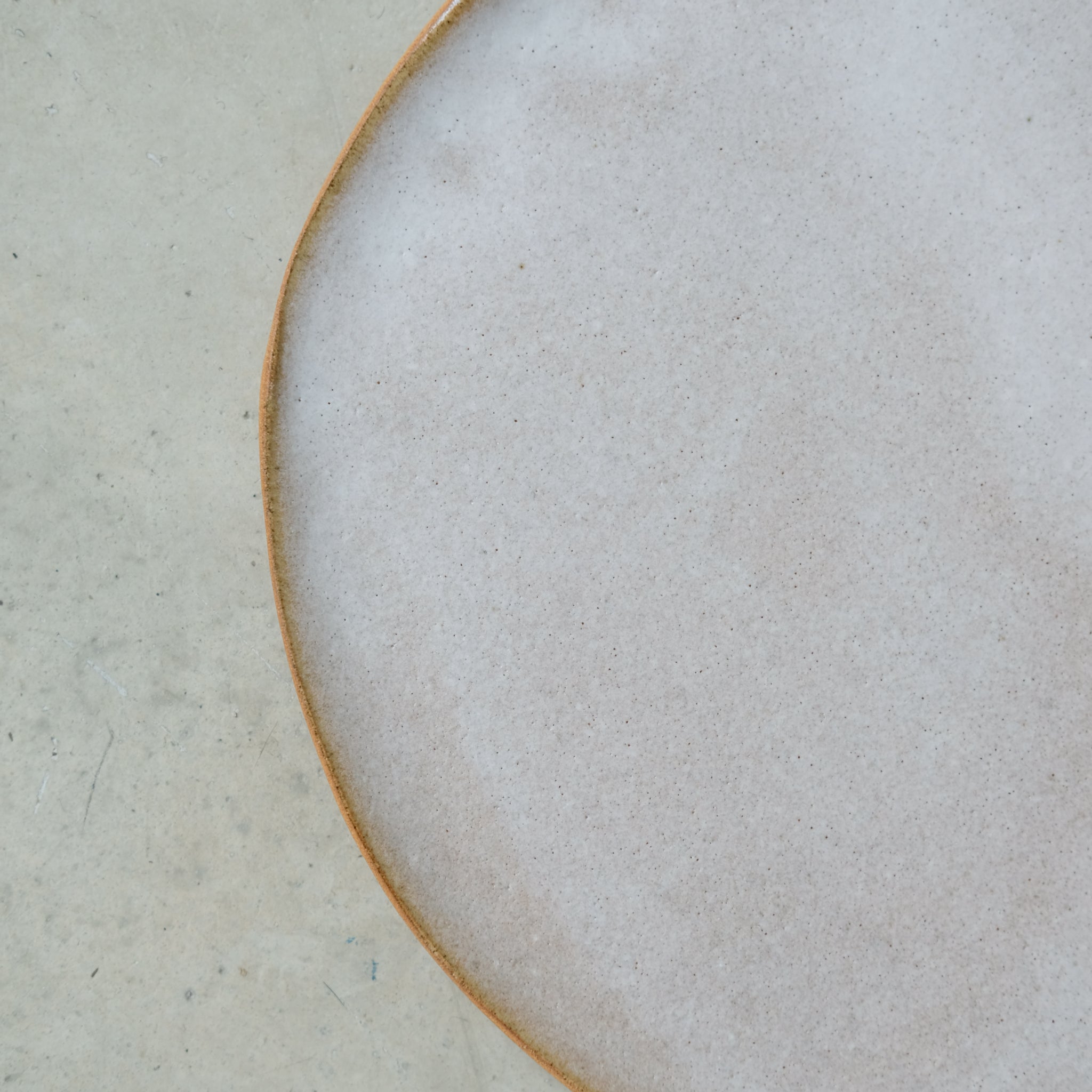 Assiette en grès roux blanc beige par Nolwenn Baillet chez Brutal 