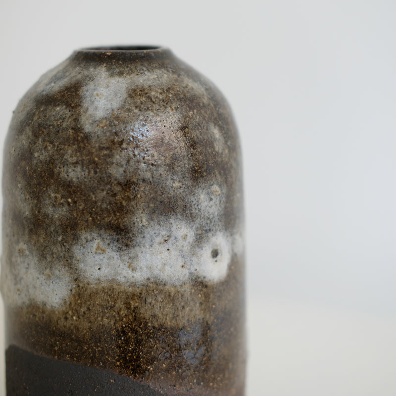 Vase en grès noir H 20cm par Nolwenn Baillet chez Brutal 