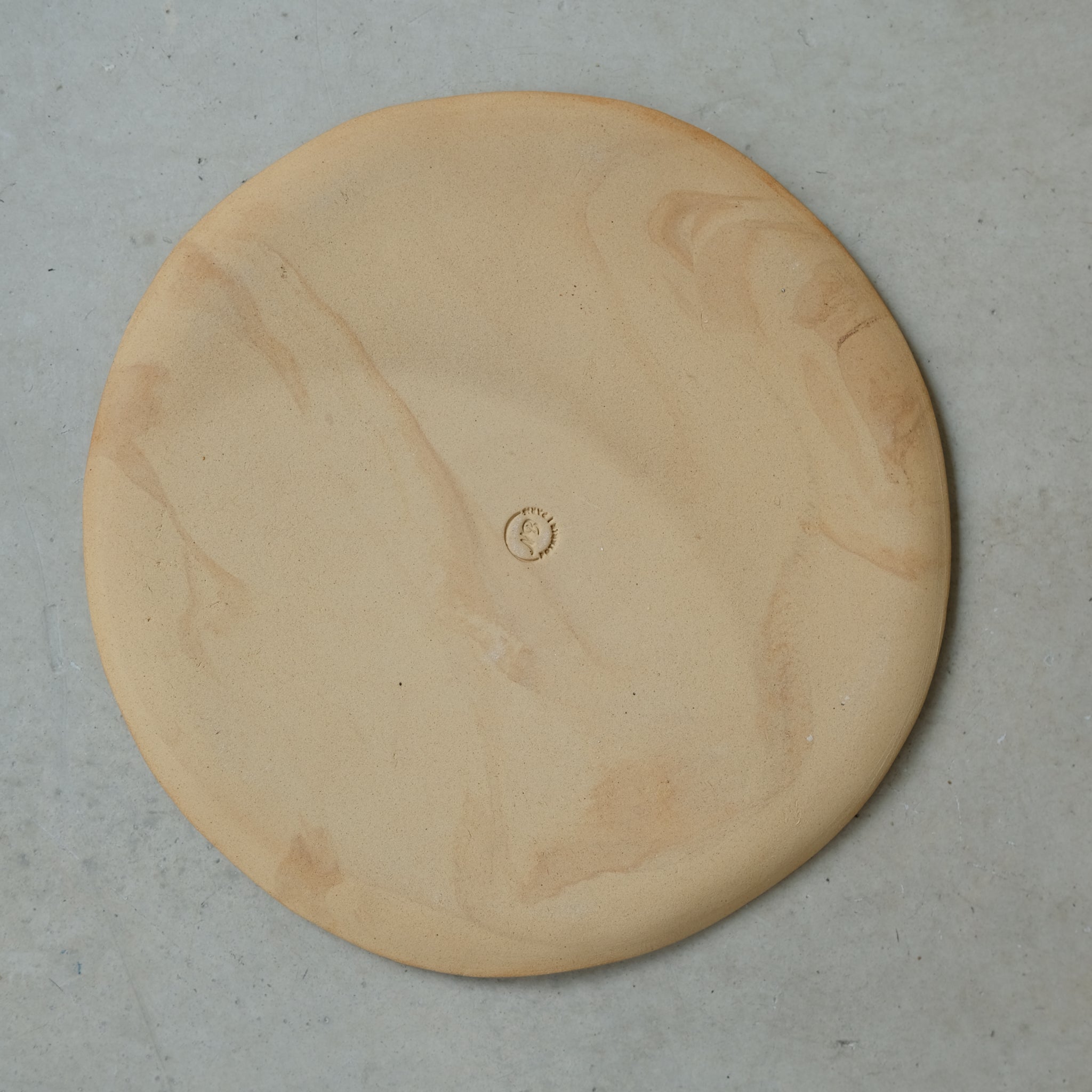 Assiette en grès roux blanc beige par Nolwenn Baillet chez Brutal 