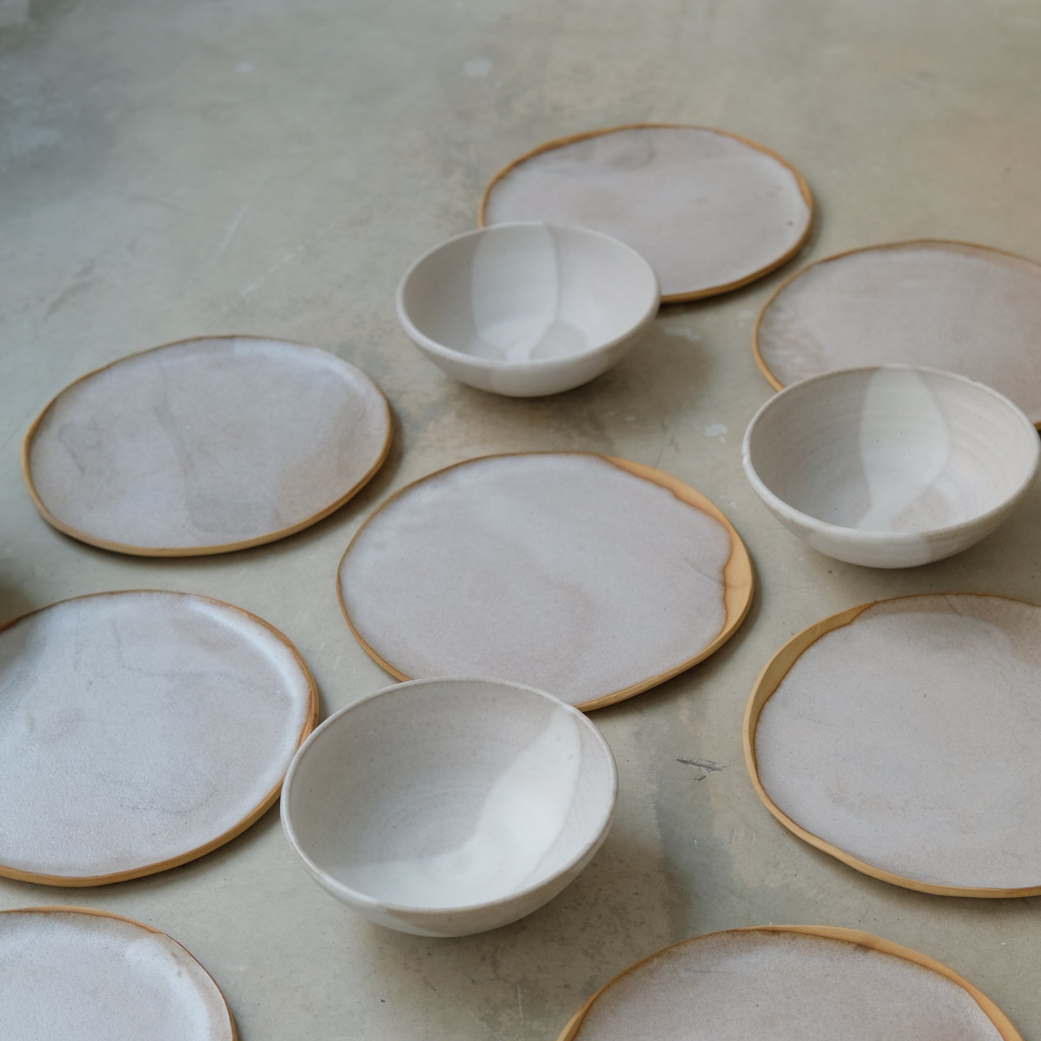 Bol en grès blanc par Nolwenn Baillet chez Brutal Ceramics
