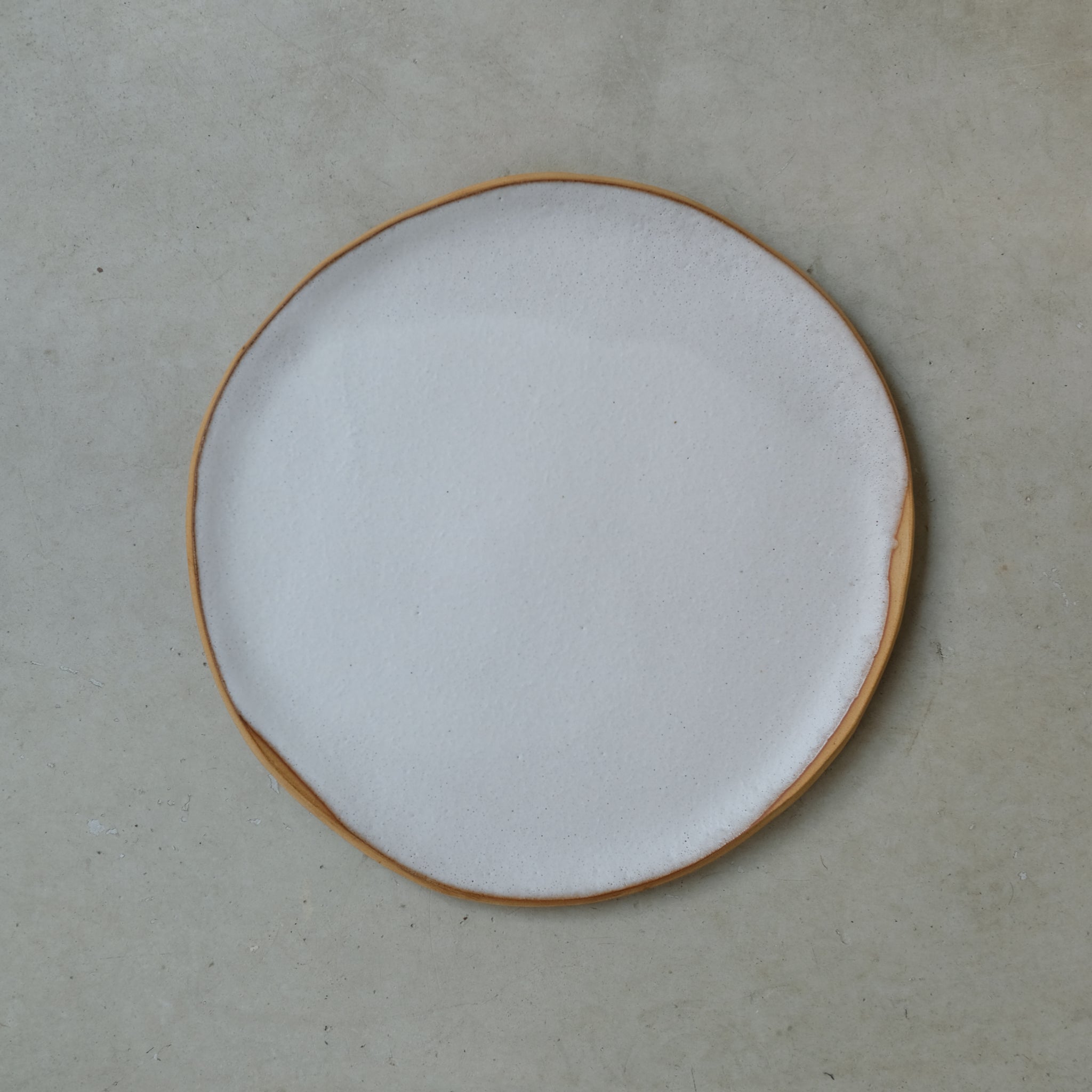Assiette en grès roux blanc par Nolwenn Baillet chez Brutal 