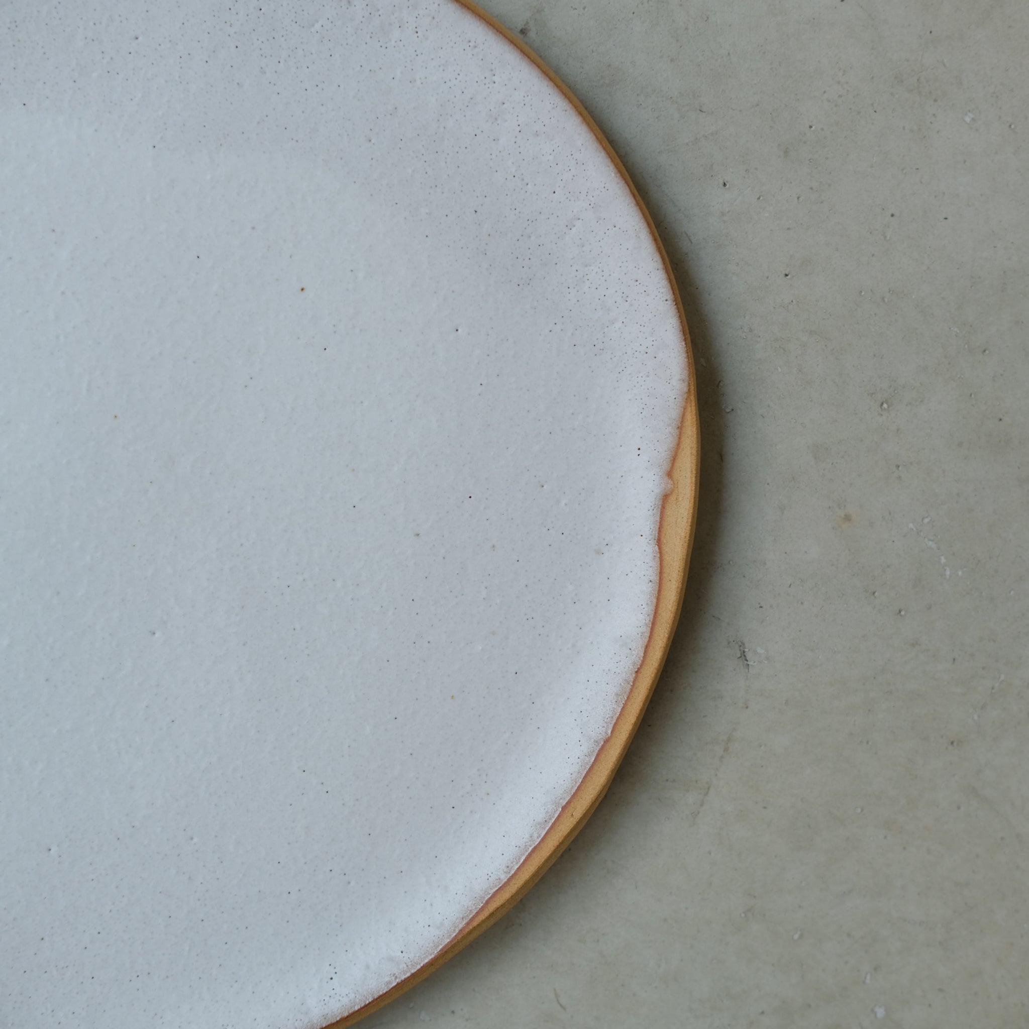 Assiette en grès roux blanc par Nolwenn Baillet chez Brutal 