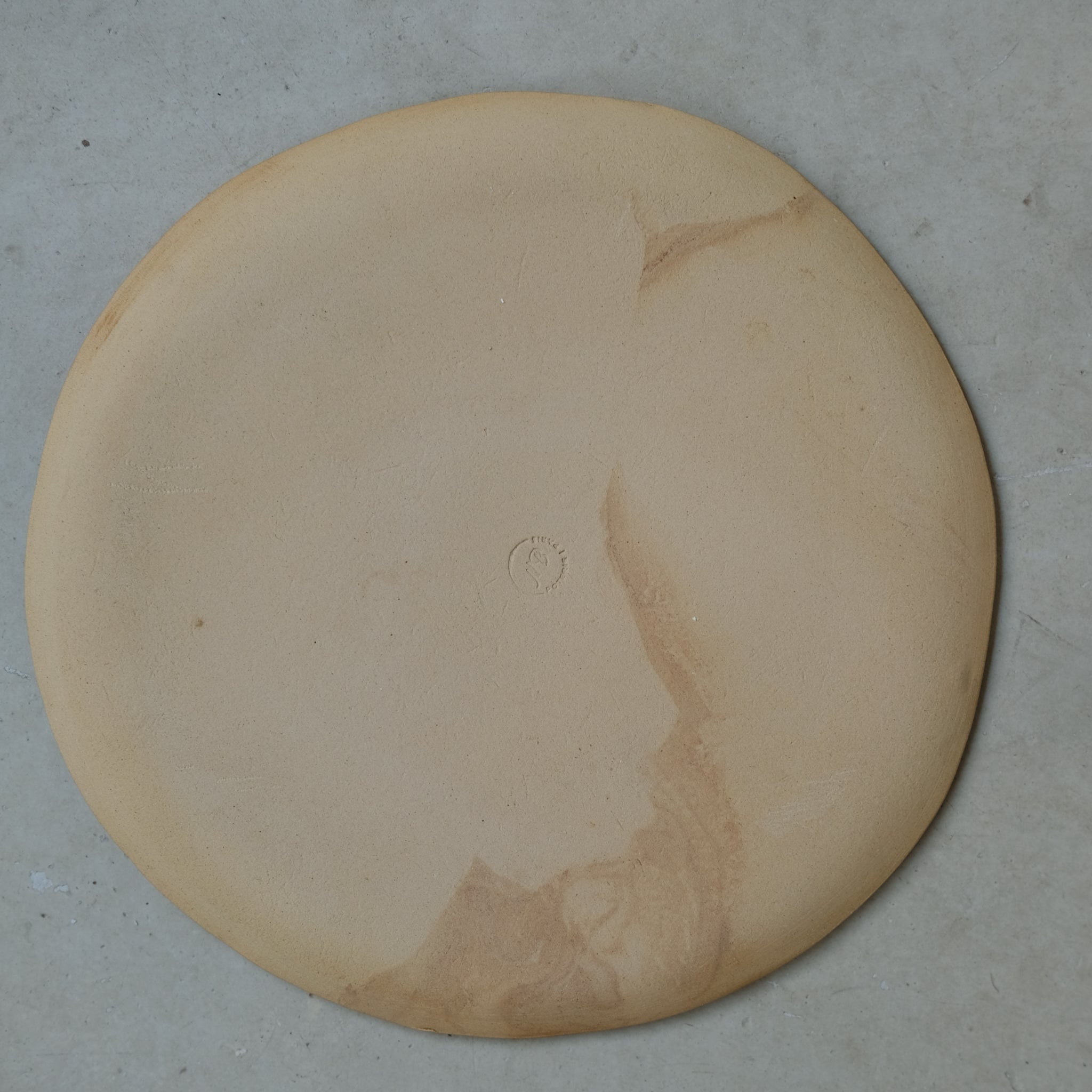 Assiette en grès roux blanc par Nolwenn Baillet chez Brutal 