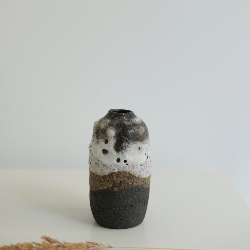 Vase en grès noir H 15,5cm par Nolwenn Baillet chez Brutal 