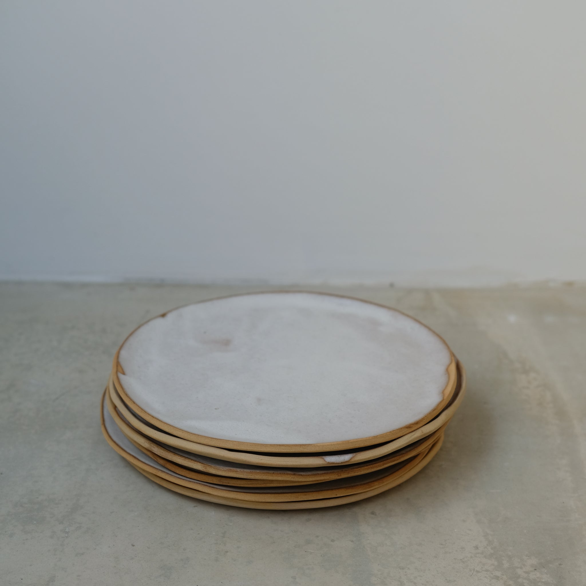 Assiette en grès roux blanc par Nolwenn Baillet chez Brutal 