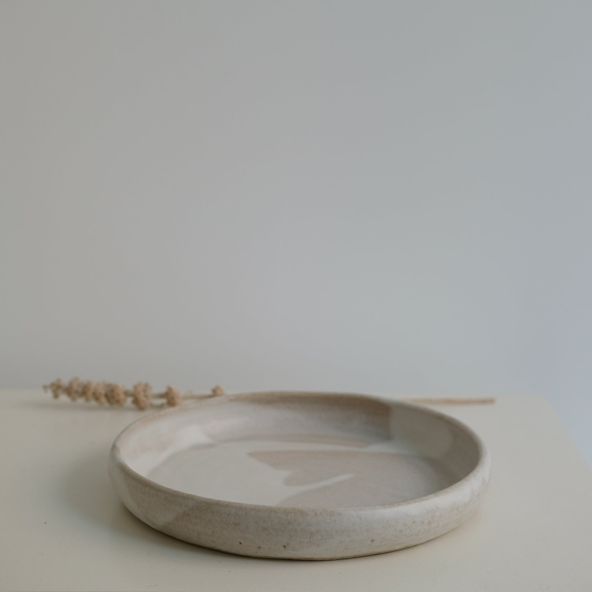 Assiette à rebord en grès blanc par Nolwenn Baillet chez Brutal 